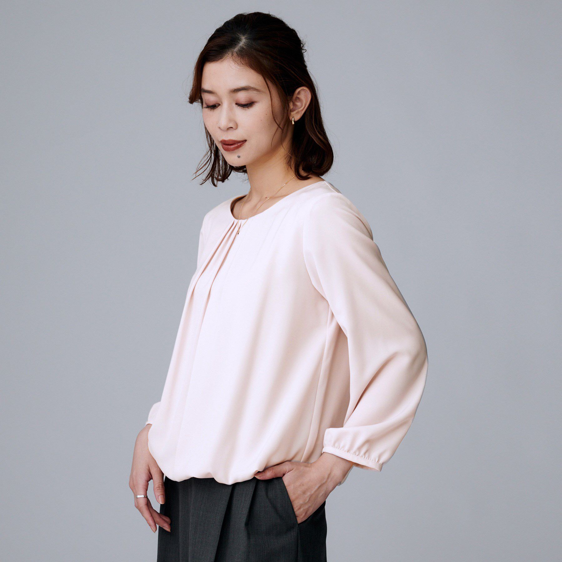 UNTITLED「【透けにくい/ウエストイン見え】パウダリーブラウス」|シャツ・ブラウス|