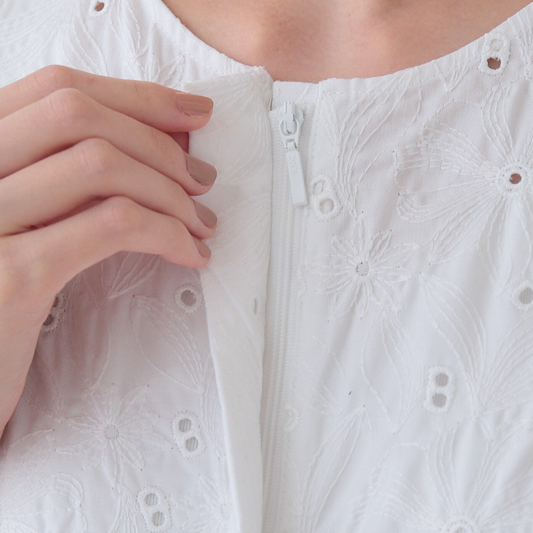 INDIVI「【洗える】フラワーカット刺繍ノースリーブブラウス」|シャツ・ブラウス|