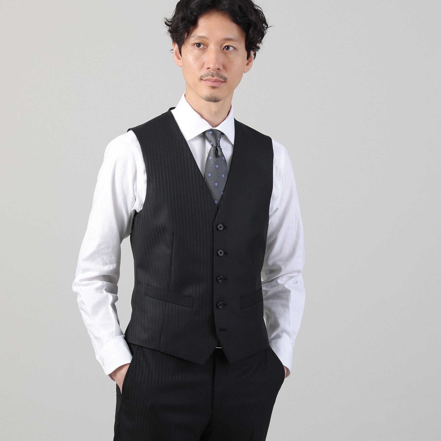 TAKEO KIKUCHI「【Sサイズ～】シャイニーヘリンボンストライプ ベスト」|スーツ|ブラック(319)