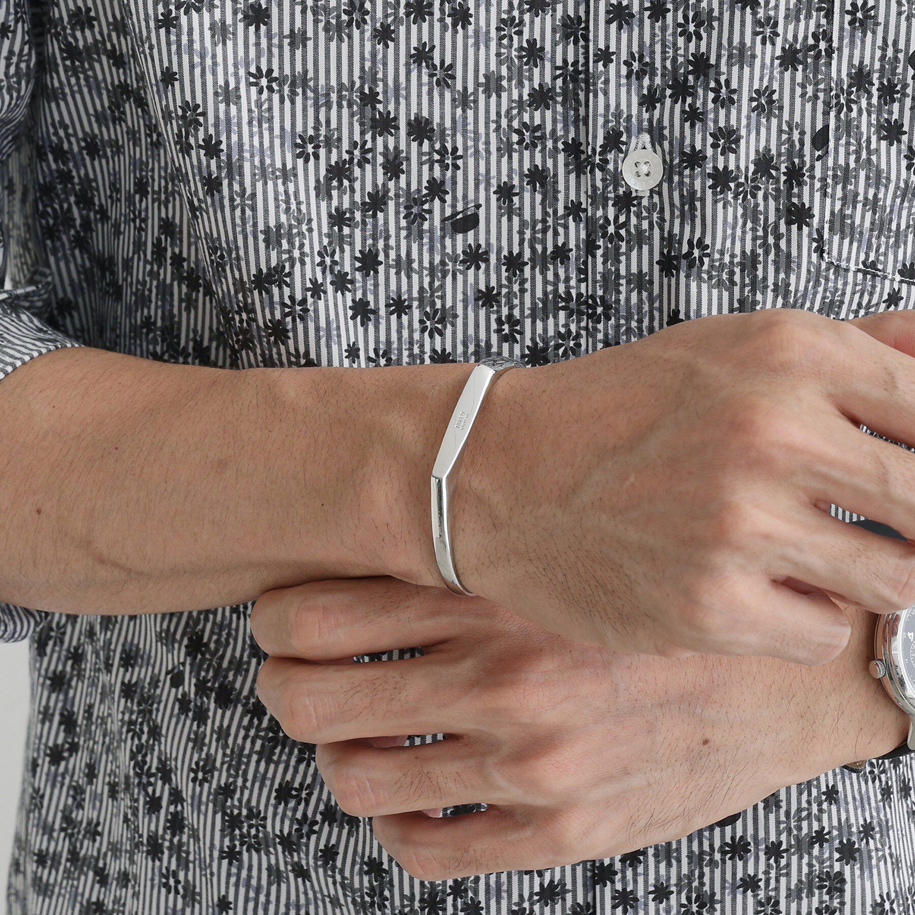 TAKEO KIKUCHI「真鍮製アソートバングル ー 洗練された大人のアクセント」|ブレスレット・バングル|