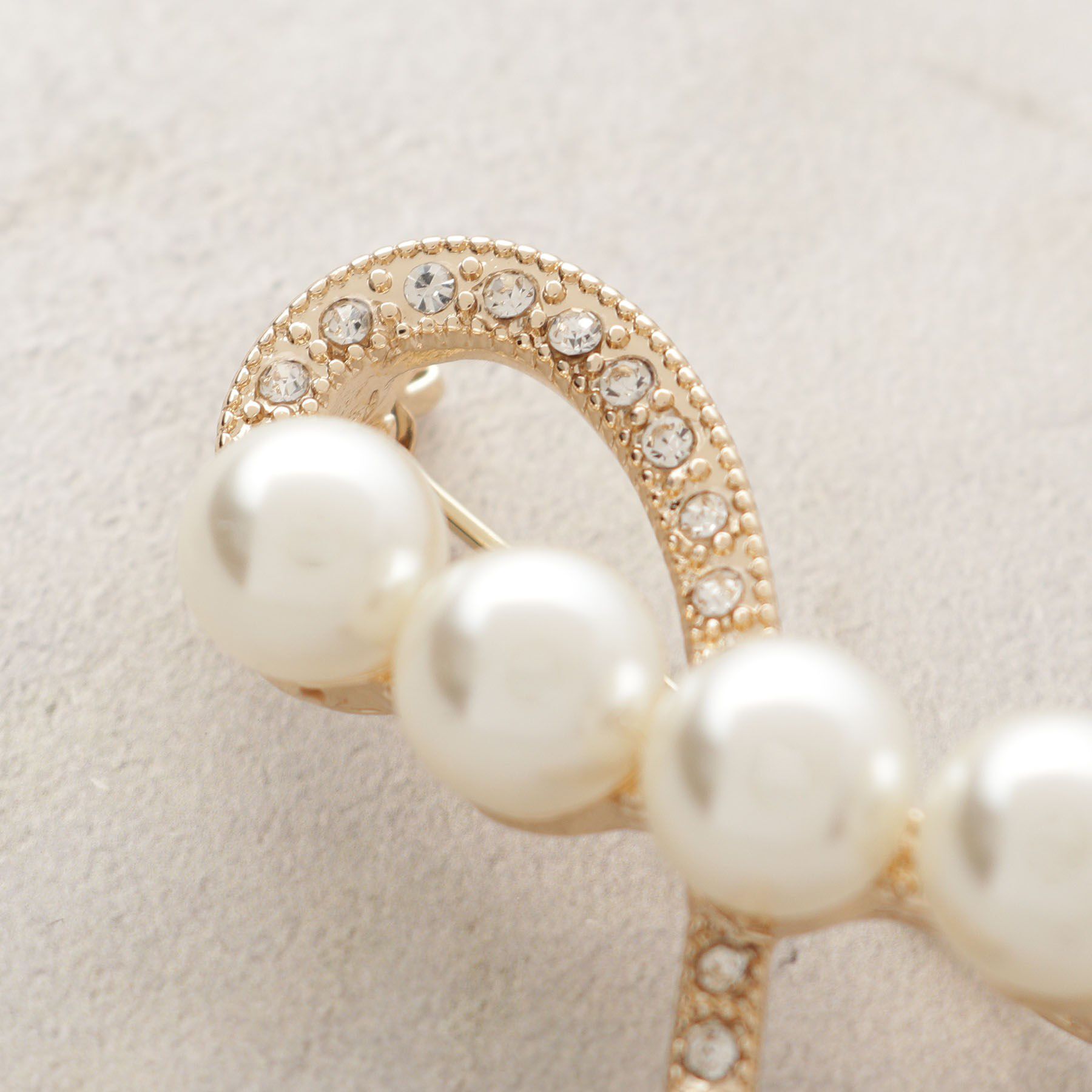 OPAQUE.CLIP「フェイクパール カーブラインブローチ」|ブローチ・コサージュ|