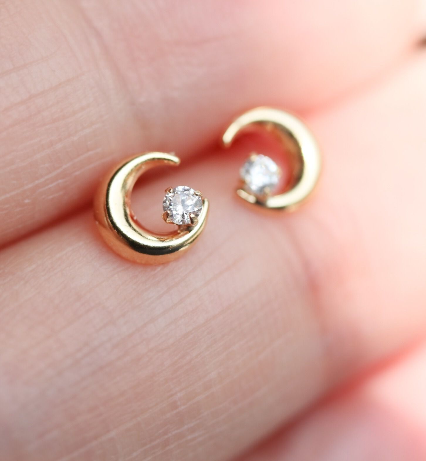  「キュービックジルコニア ムーン ピアス | K18」|ピアス|