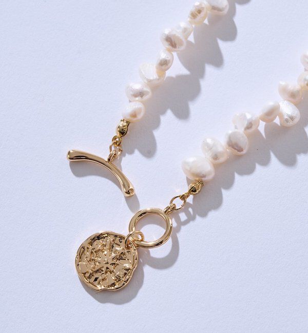  「【華やかな印象に】プレート付きパールショートネックレス」|ブローチ・コサージュ|