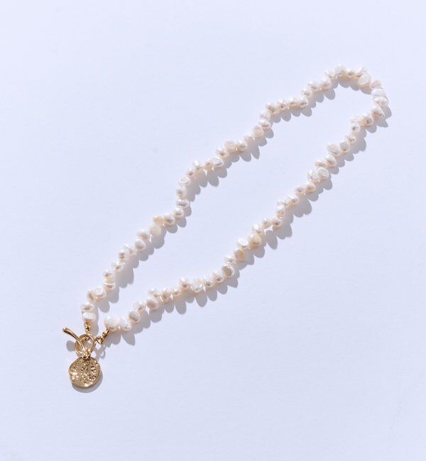  「【華やかな印象に】プレート付きパールショートネックレス」|ブローチ・コサージュ|