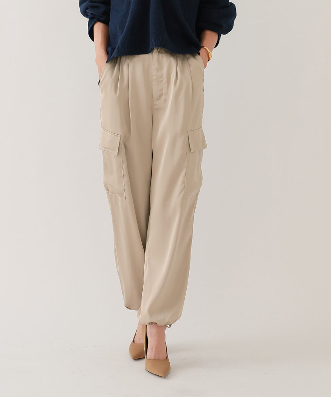 ur's「サテンパラシュートパンツ」|カーゴ|ベージュ