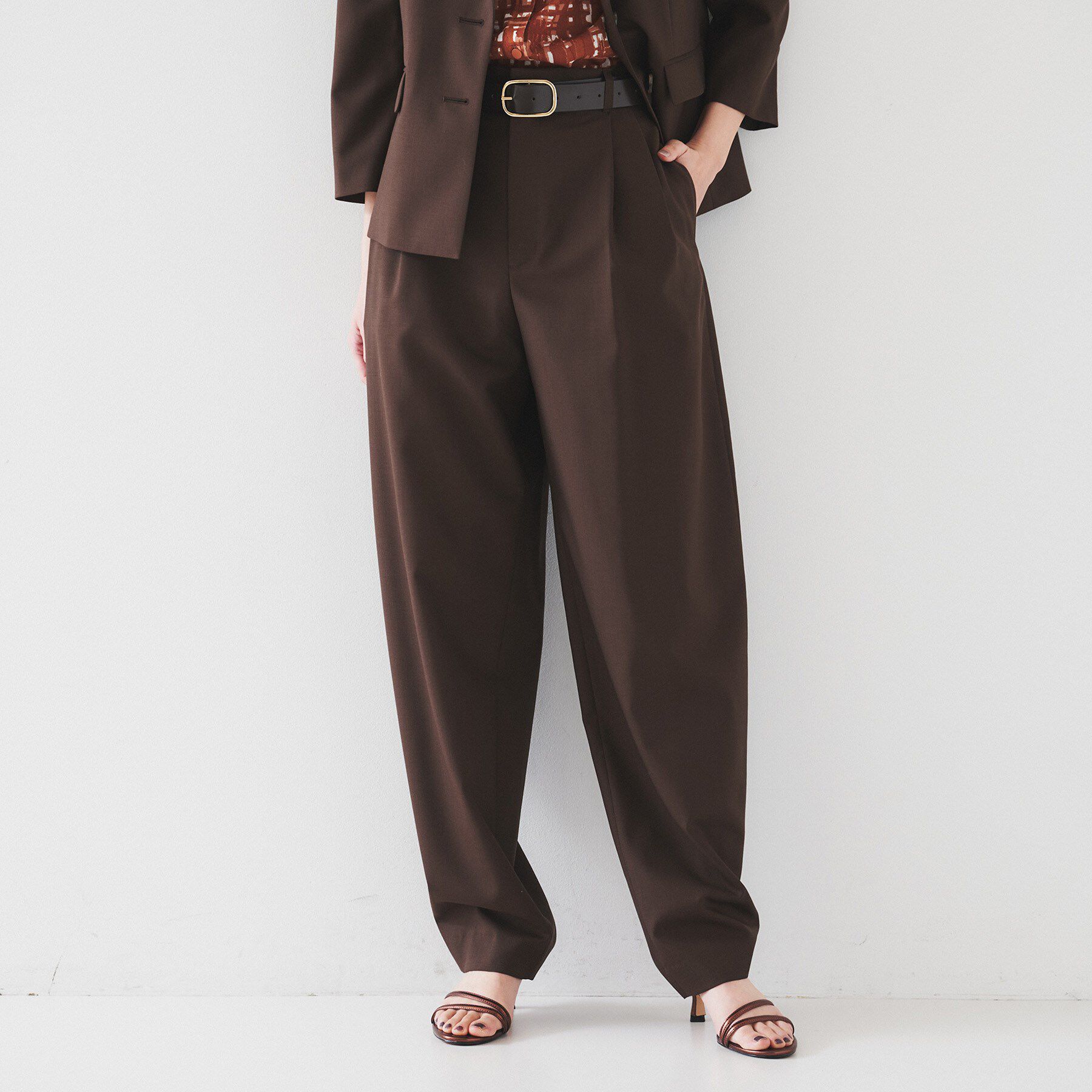 UNTITLED「【オンオフ使える/セットアップ可能】トロピカルウール カーブテーパードパンツ」|その他|ブラウン(043)