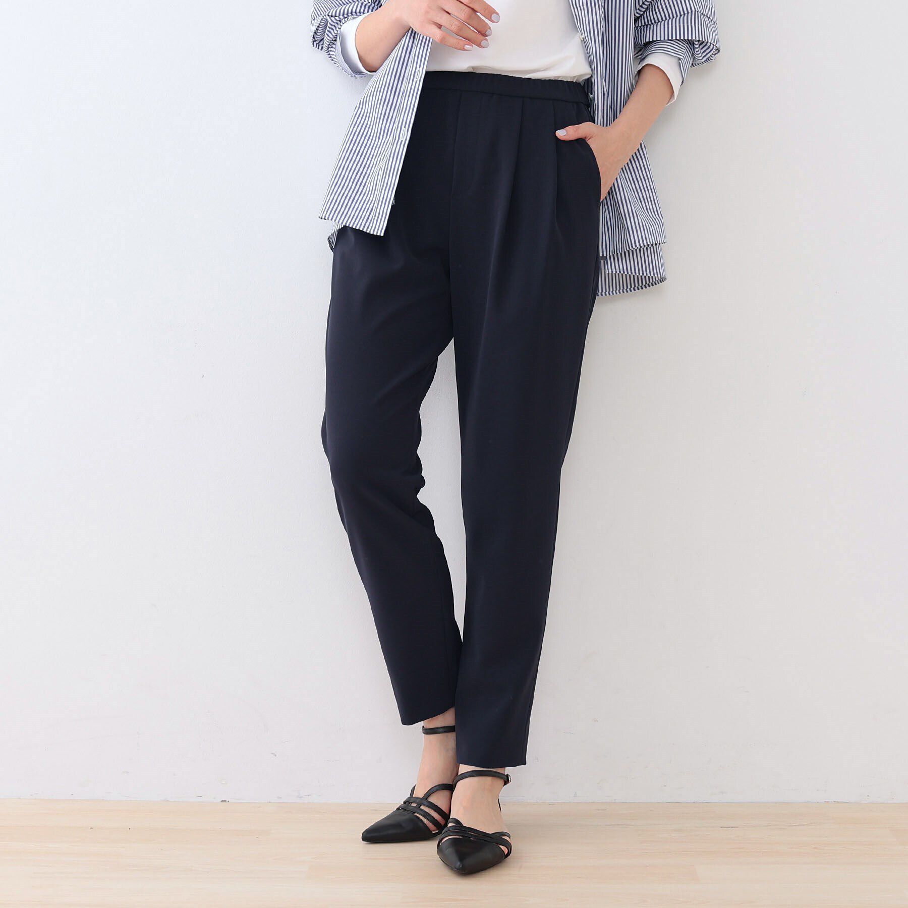 INDIVI「【褒められパンツ】ストレッチ タックテーパードパンツ」|その他|ネイビー(694)