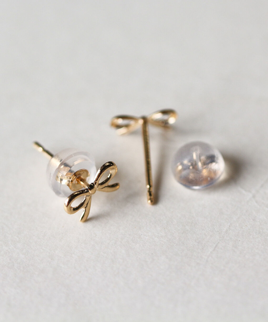  「ゴールド リボン ピアス | K18 〈Web限定〉」|ピアス|