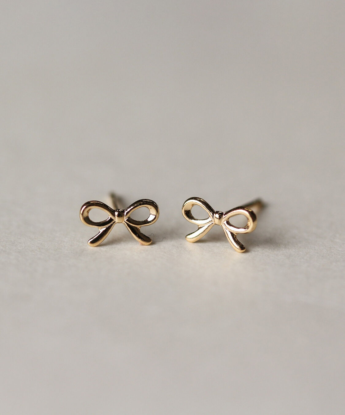  「ゴールド リボン ピアス | K18 〈Web限定〉」|ピアス|