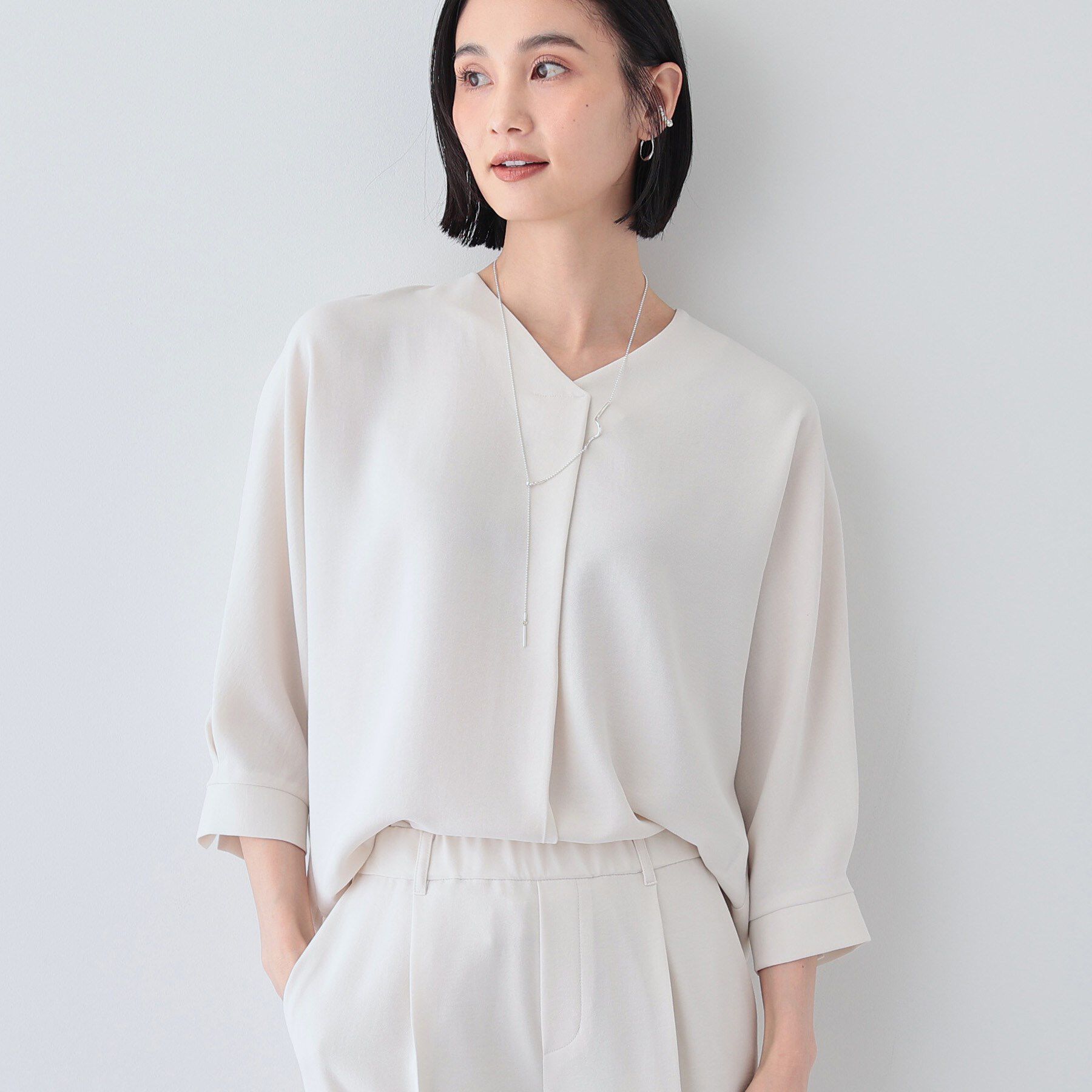 INDIVI「【着る日傘/遮熱/UVケア】Vネックドルマンスリーブブラウス」|シャツ・ブラウス|グレージュ(050)