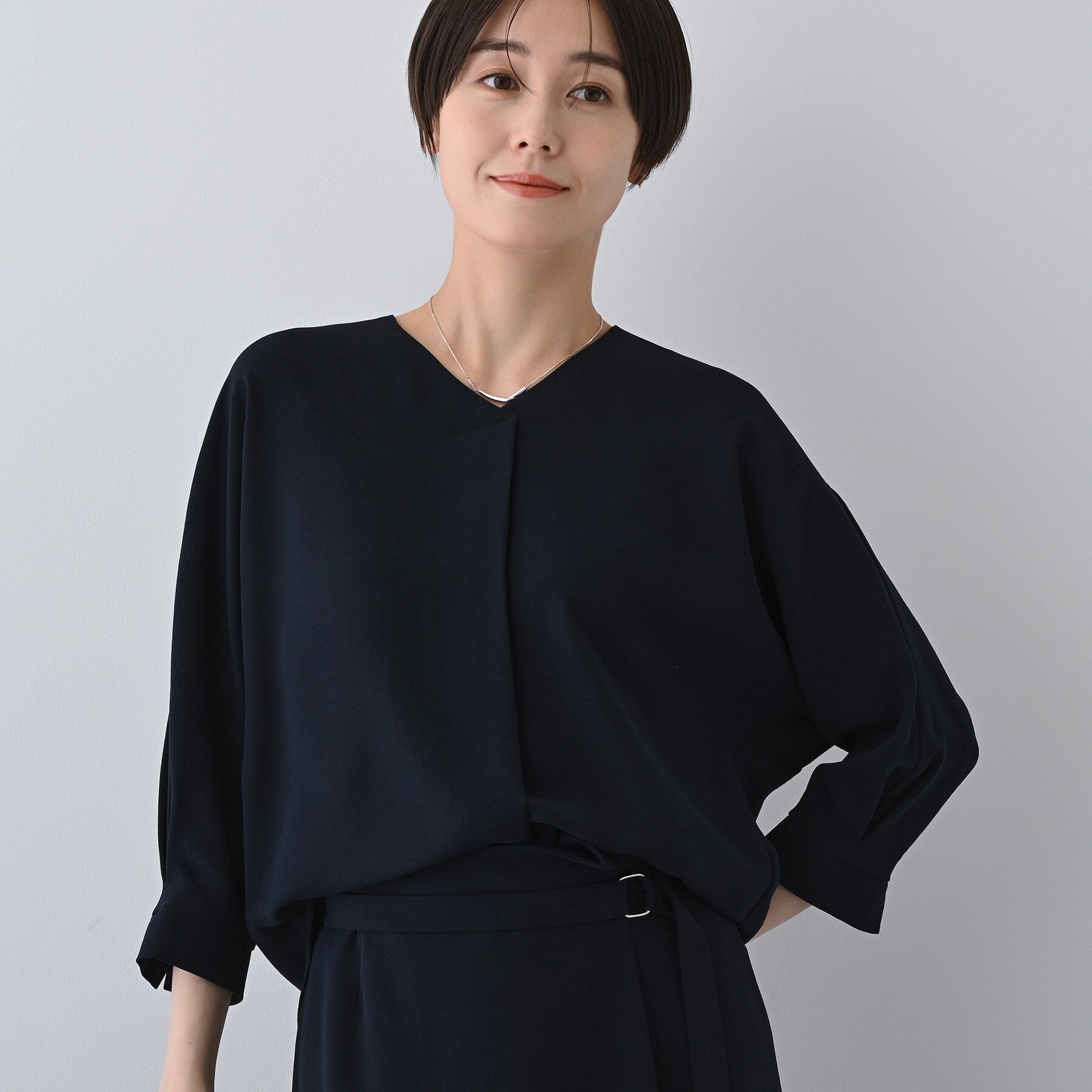 INDIVI「【着る日傘/遮熱/UVケア】Vネックドルマンスリーブブラウス」|シャツ・ブラウス|ネイビー(094)