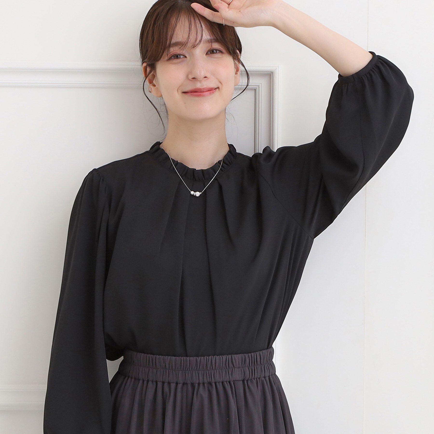 SHOO･LA･RUE「【洗濯機可/裏地つき】プチリルで上品に クルーネックブラウス」|シャツ・ブラウス|ブラック(019)