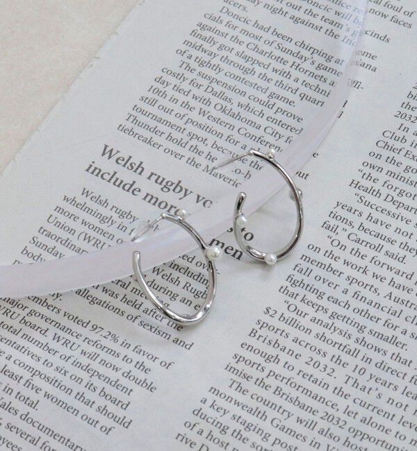 fredy emue「粒パールカールピアス」|ピアス|シルバー