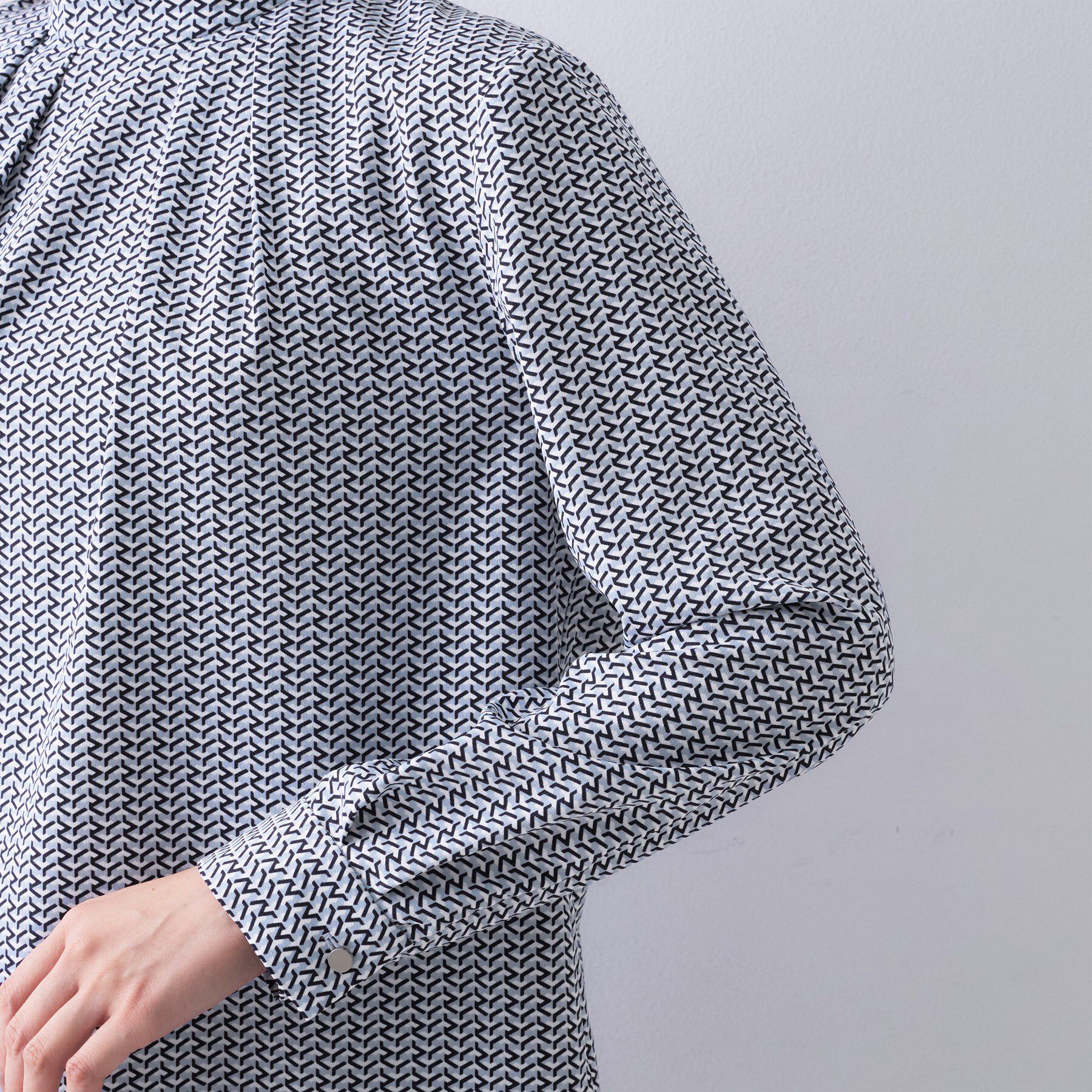 UNTITLED「【洗える/お仕事着】ジオメトリック ハイネックブラウス」|シャツ・ブラウス|