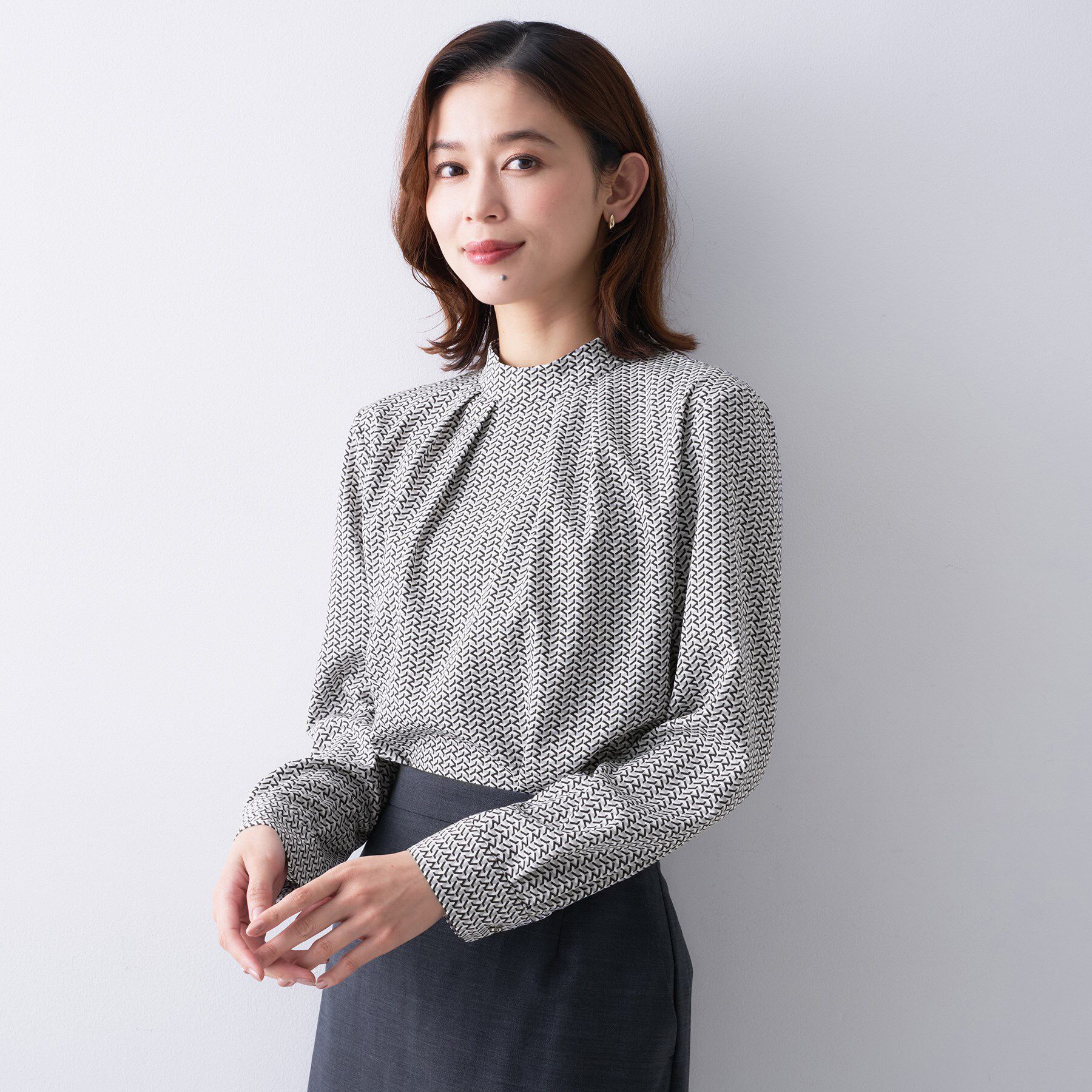 UNTITLED「【洗える/お仕事着】ジオメトリック ハイネックブラウス」|シャツ・ブラウス|