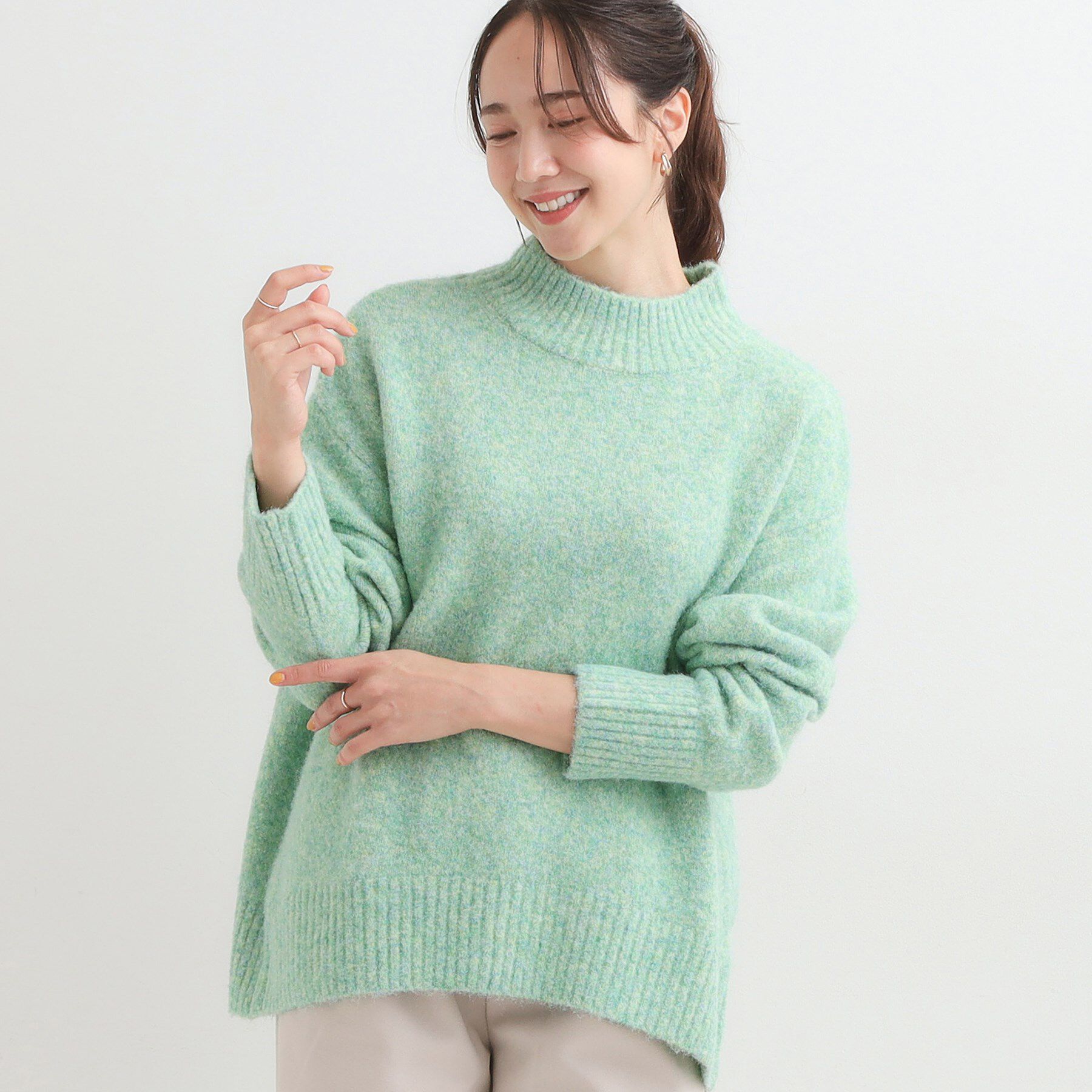SHOO･LA･RUE「【洗濯機可/S-LL】インせず着られる ふわふわハイネックニット」|ニット・セーター|グリーン(022)