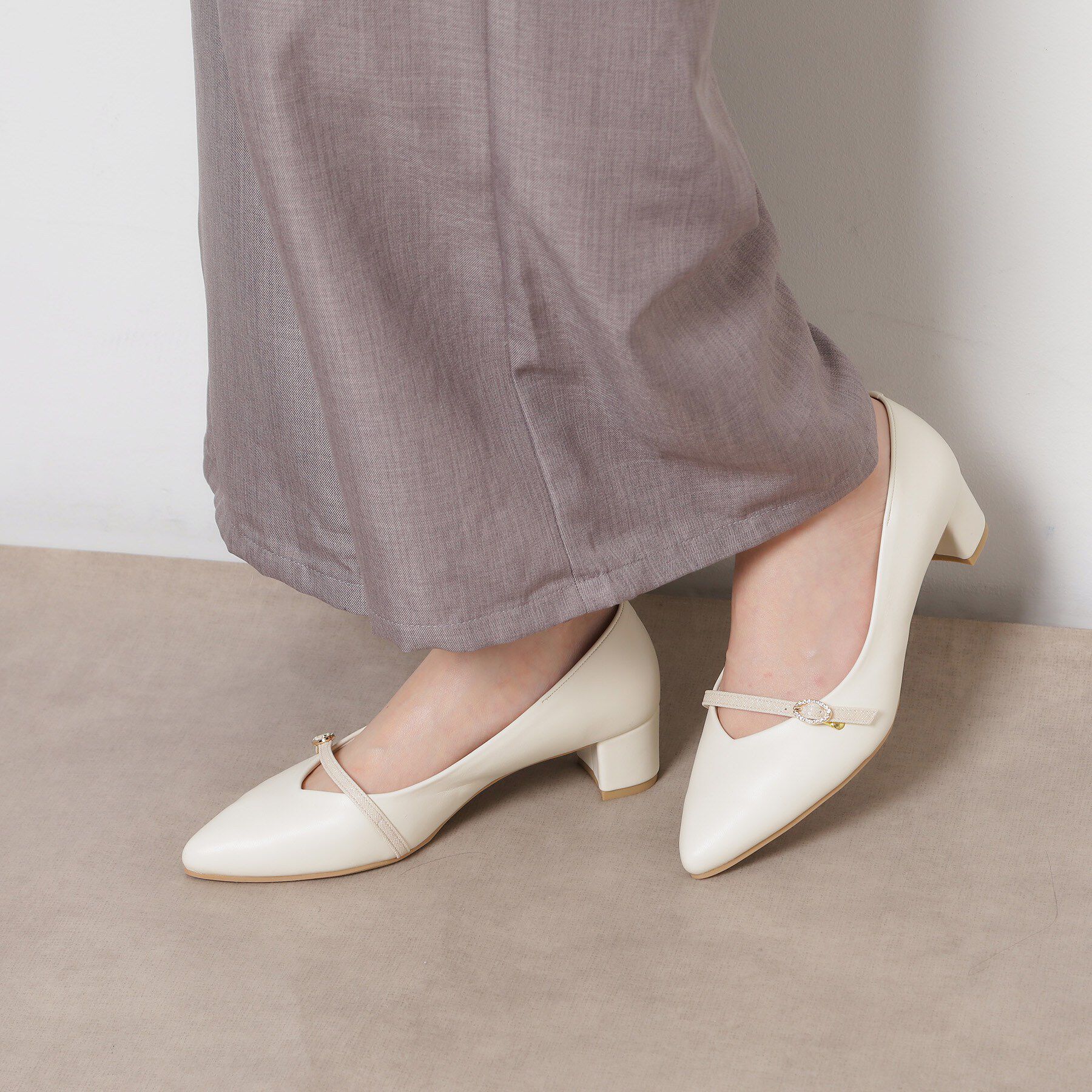 ESPERANZA「ベルトポインテッドパンプス」|パンプス|アイボリー(004)