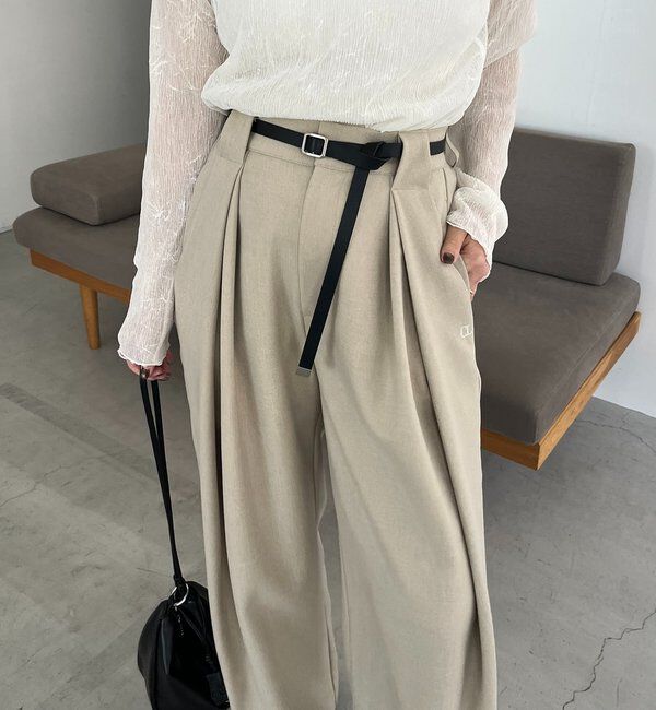  「〈C.L〉レザーベルト付変形タックパンツ」|チノ|ベージュ