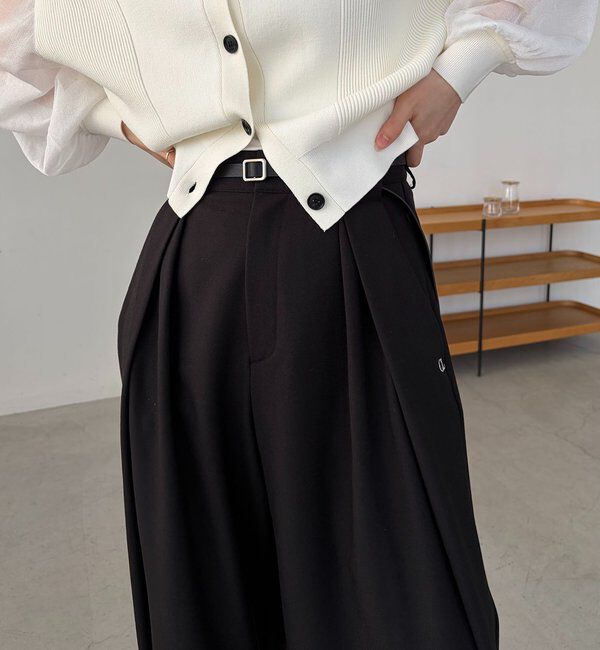  「〈C.L〉レザーベルト付変形タックパンツ」|チノ|