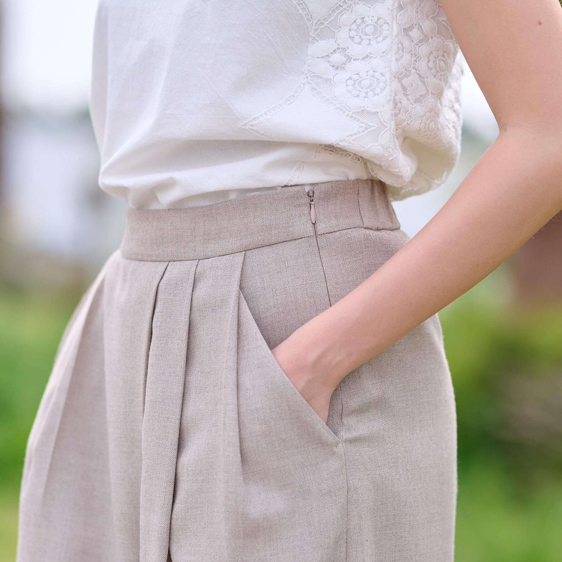 DRESSTERIOR「【洗える/後ろウエストゴム】アシンメトリーウォッシャブルタックフレアパンツ」|その他|