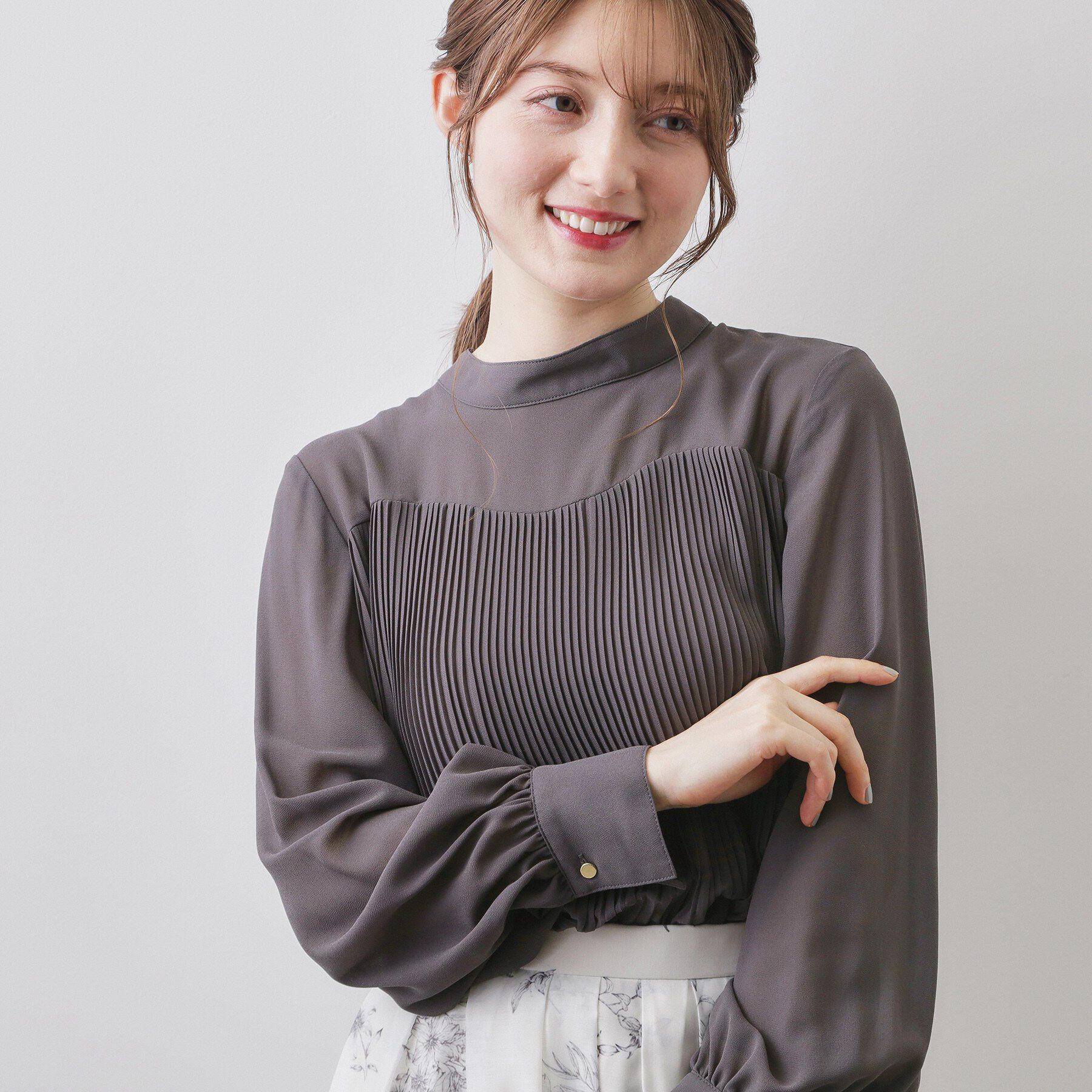 index「エアリープリーツスタンドカラーブラウス【洗濯機OK/イージーアイロン/防シワ】《5col》」|シャツ・ブラウス|チャコールグレー(8