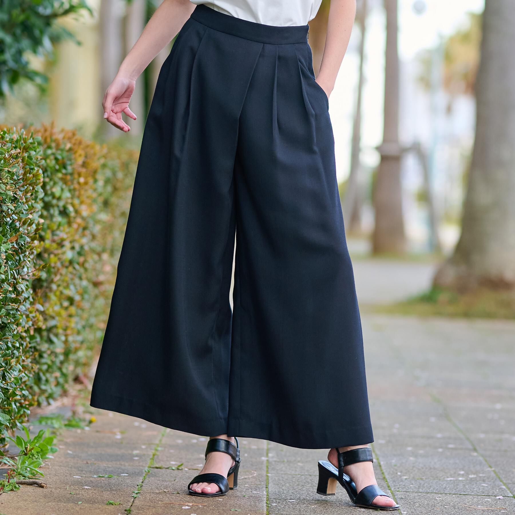 DRESSTERIOR「【洗える/後ろウエストゴム】アシンメトリーウォッシャブルタックフレアパンツ」|その他|