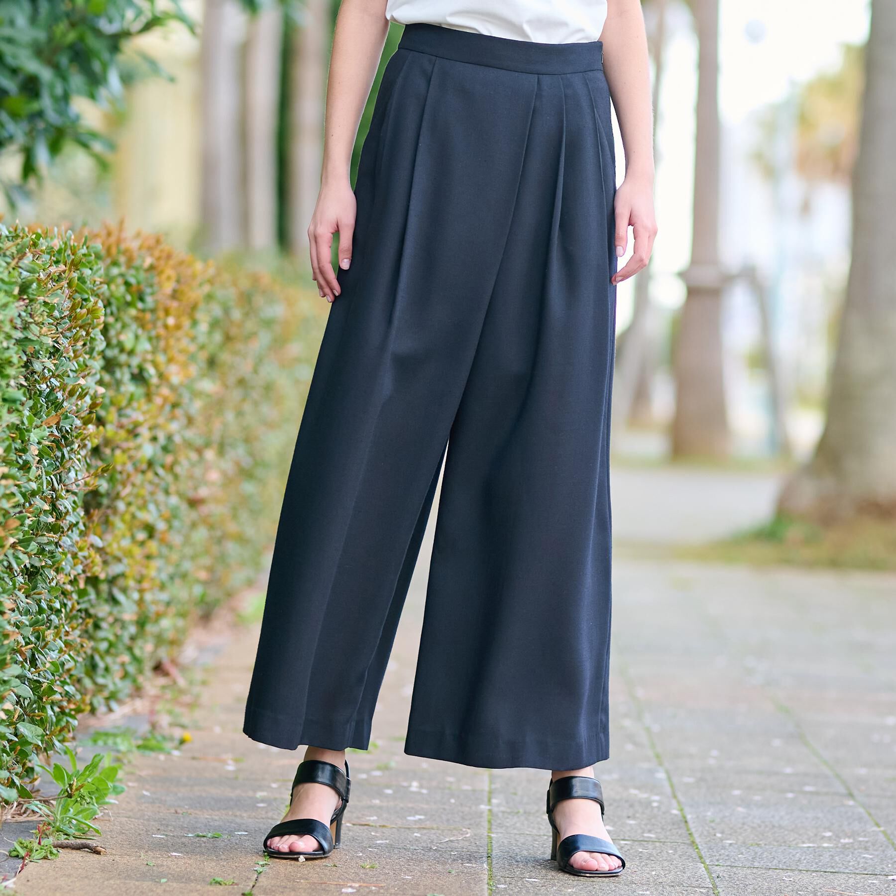 DRESSTERIOR「【洗える/後ろウエストゴム】アシンメトリーウォッシャブルタックフレアパンツ」|その他|ネイビー(094)