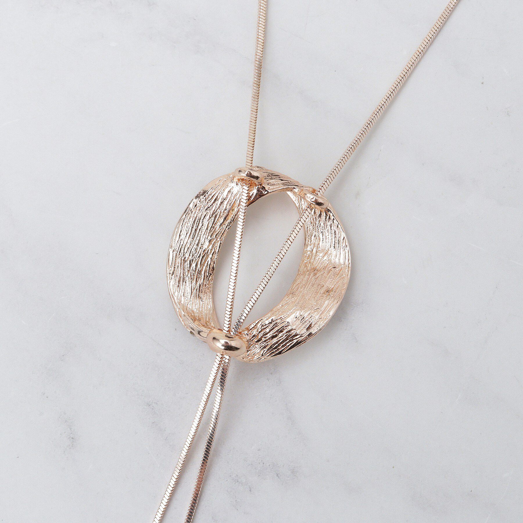 SHOO･LA･RUE「キラキラループタイネックレス」|ネックレス|