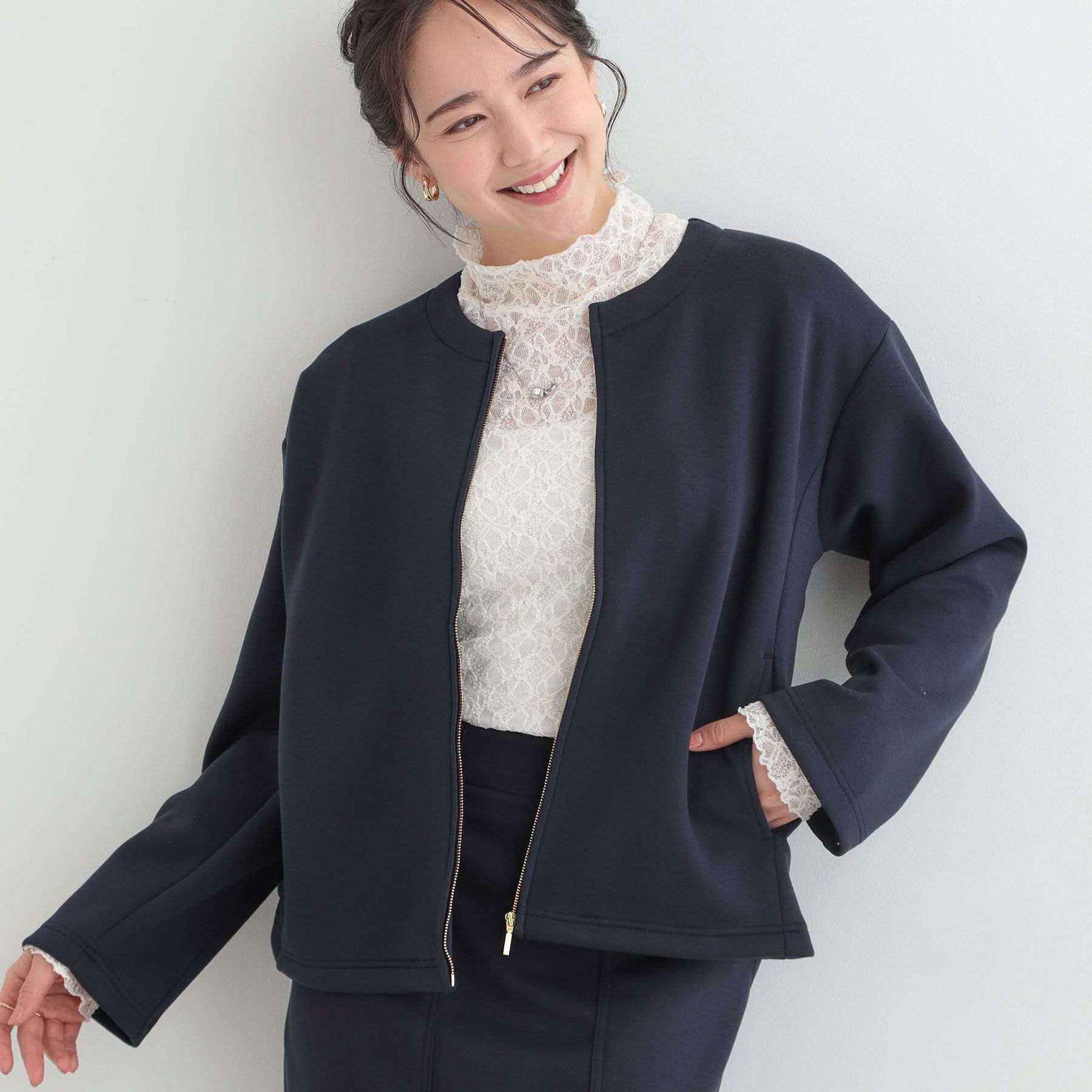 SHOO･LA･RUE「【セットアップ可能／S－LL／なめらかタッチ】ノーカラージップブルゾン」|ブルゾン・スタジャン|ネイビー(094)
