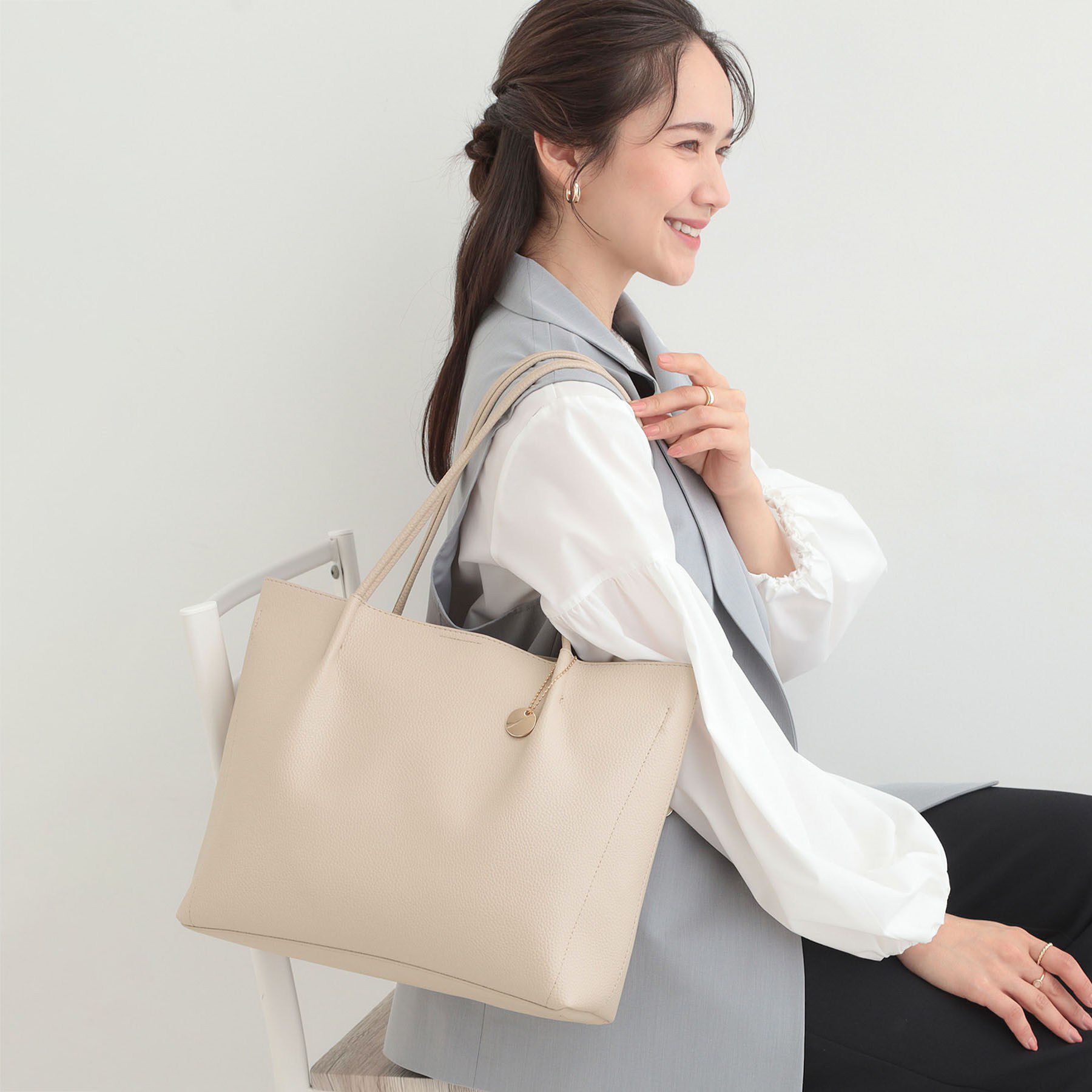 SHOO･LA･RUE「【軽量】3層A4トートバッグ」|トートバッグ|グレージュ(050)