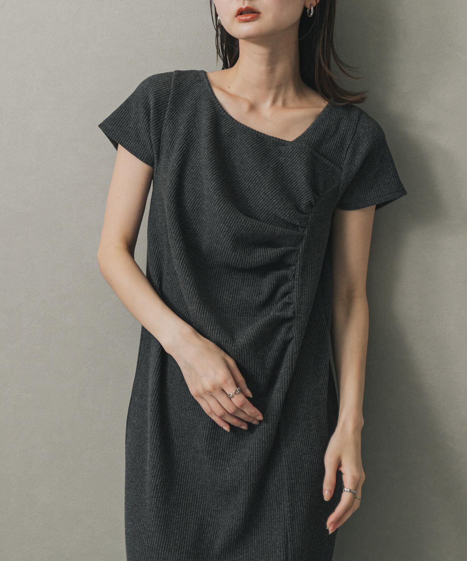 SENSE OF PLACE by URBAN RESEARCH「アシメネックリブワンピース」|ワンピース|チャコールグレー