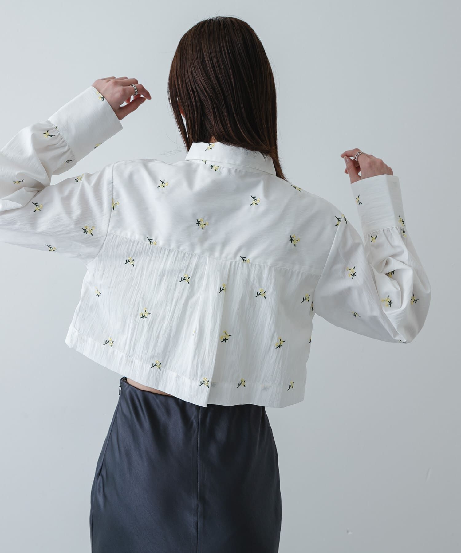 SENSE OF PLACE by URBAN RESEARCH「フラワーエンブロイダリークロップドシャツ」|シャツ・ブラウス|