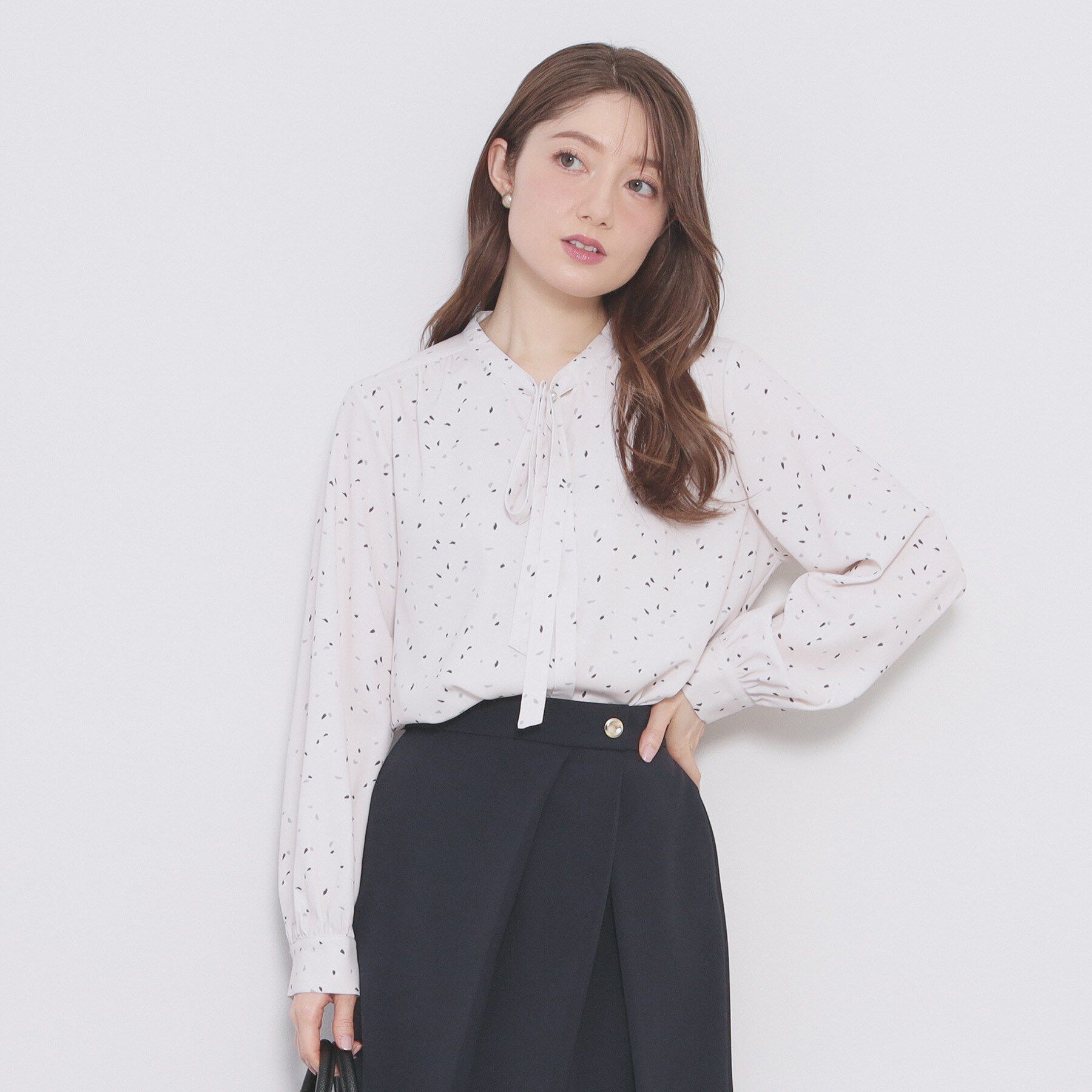 index「フェイクパールピンボウタイブラウス【洗濯機OK/イージーアイロン/ストレッチ】《XS-LL》」|シャツ・ブラウス|