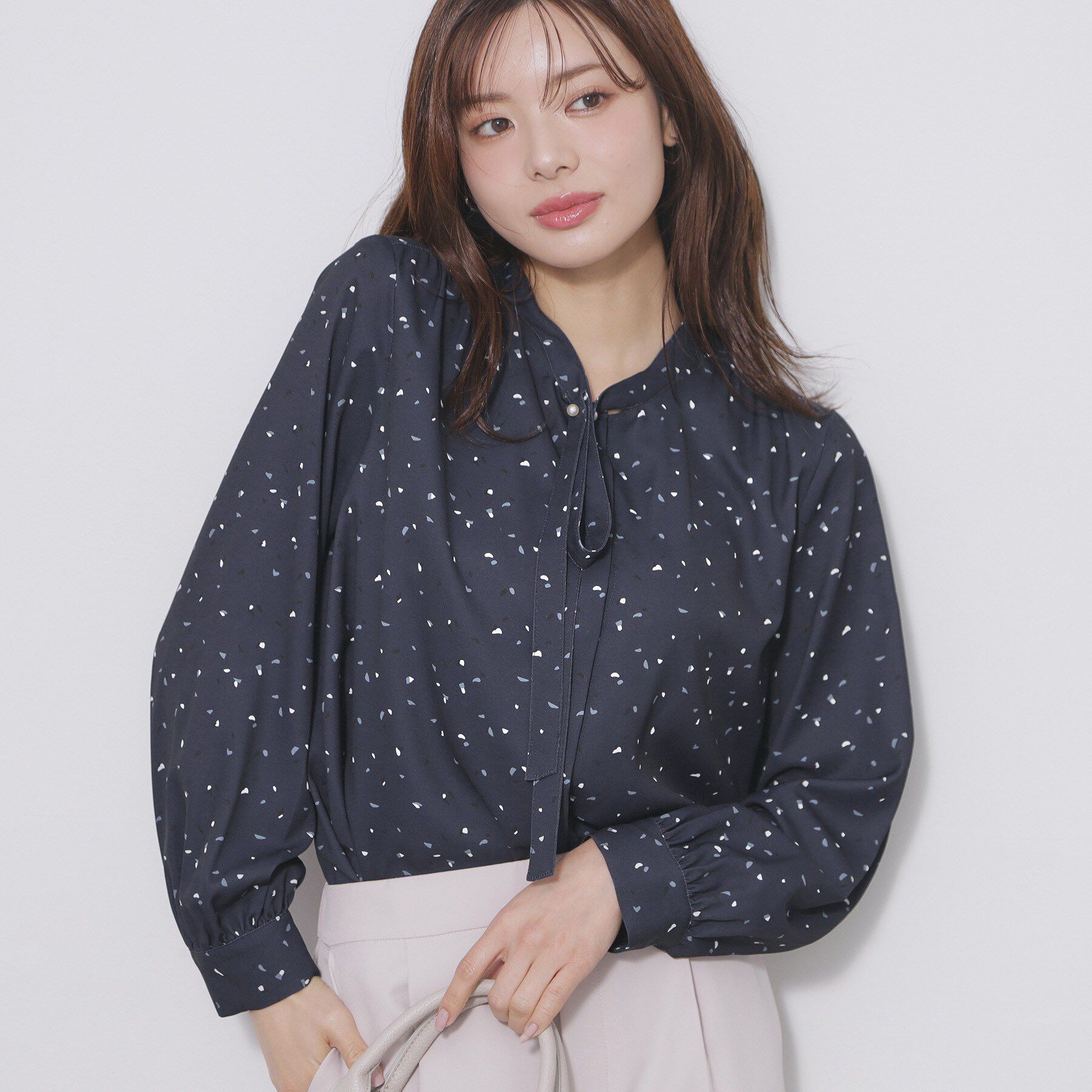 index「フェイクパールピンボウタイブラウス【洗濯機OK/イージーアイロン/ストレッチ】《XS-LL》」|シャツ・ブラウス|ネイビー(194)