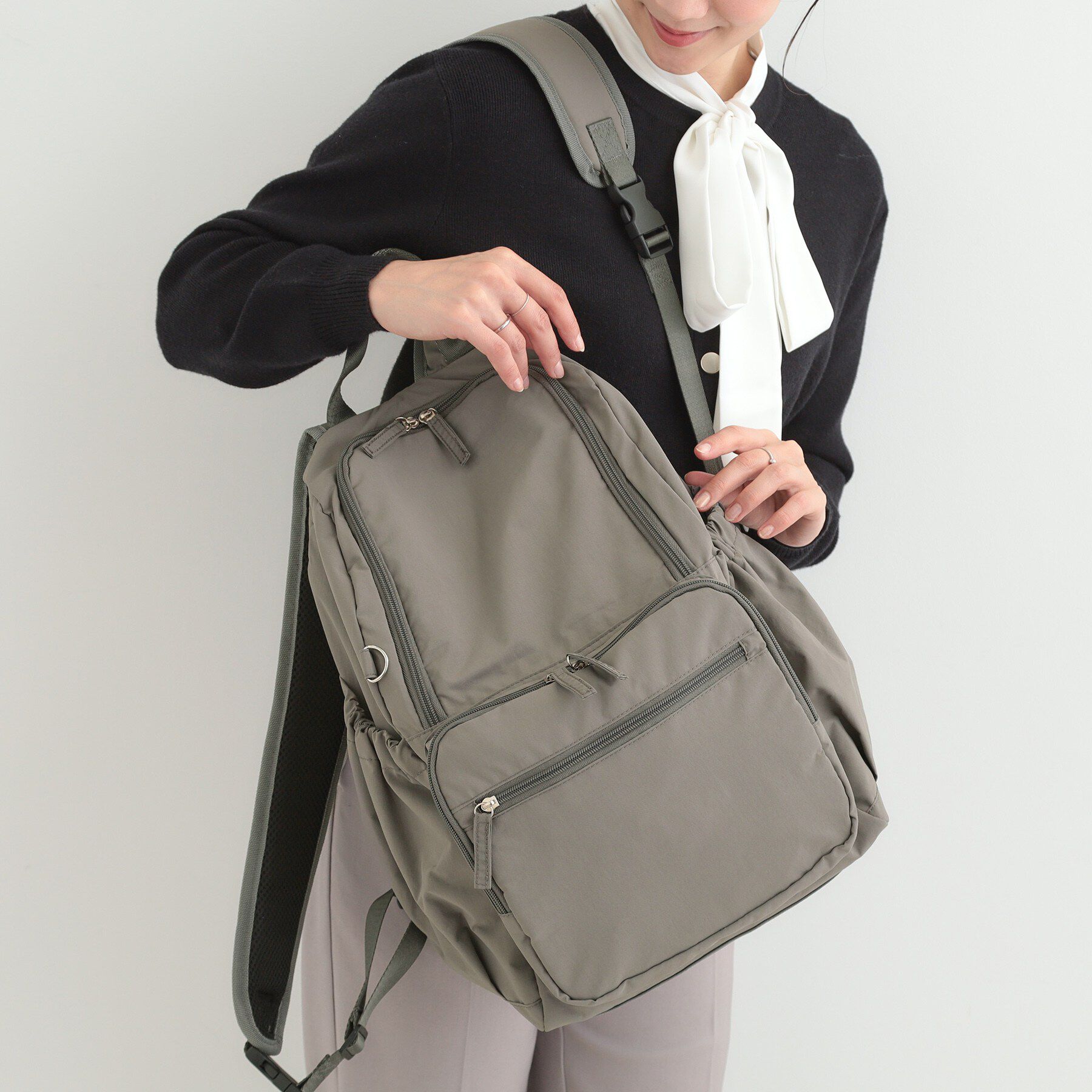 SHOO･LA･RUE「【撥水】ワンタッチショルダー自立リュック」|リュック|グレージュ(050)