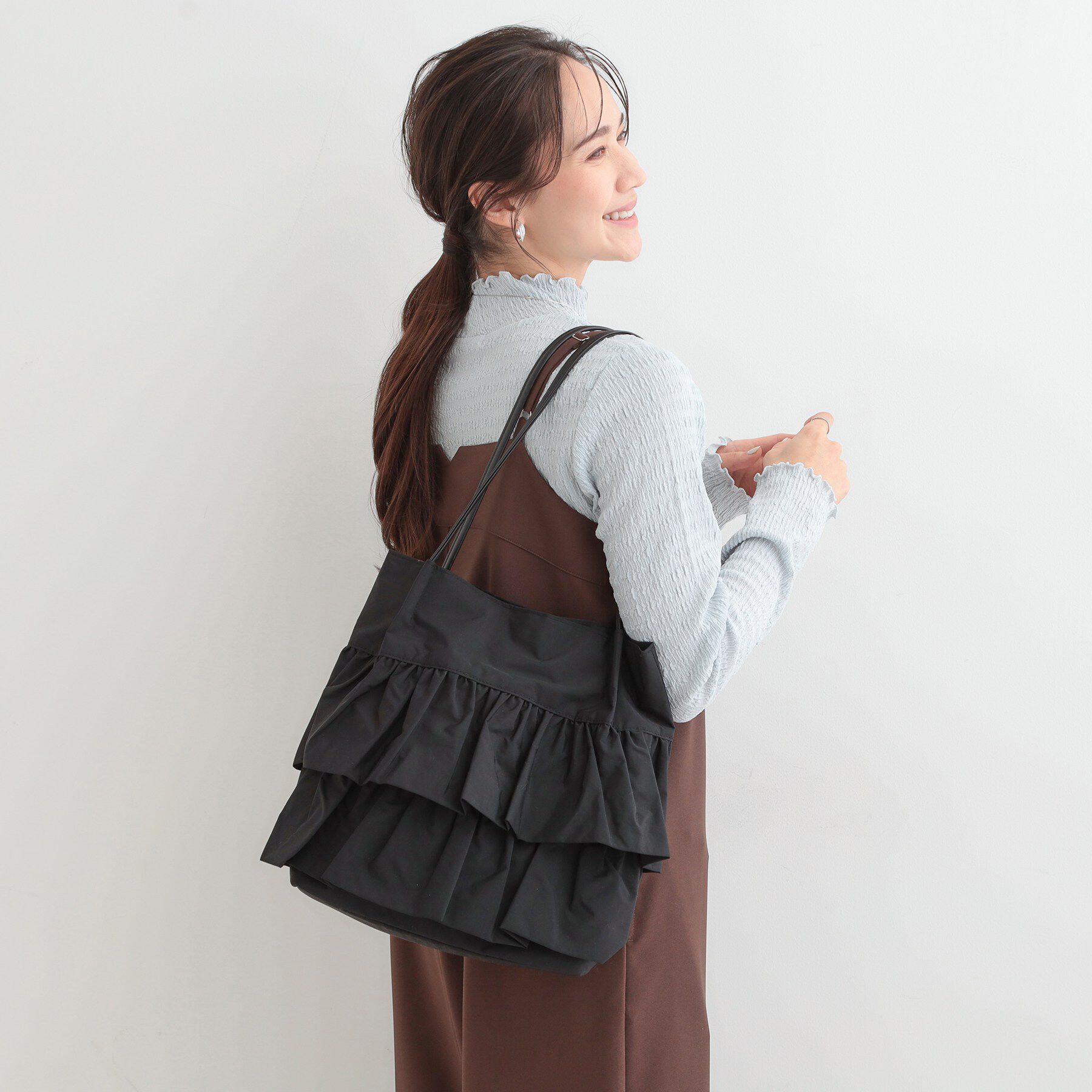 SHOO･LA･RUE「【撥水】つまみハンドルフリルトートバッグ」|トートバッグ|ブラック(019)