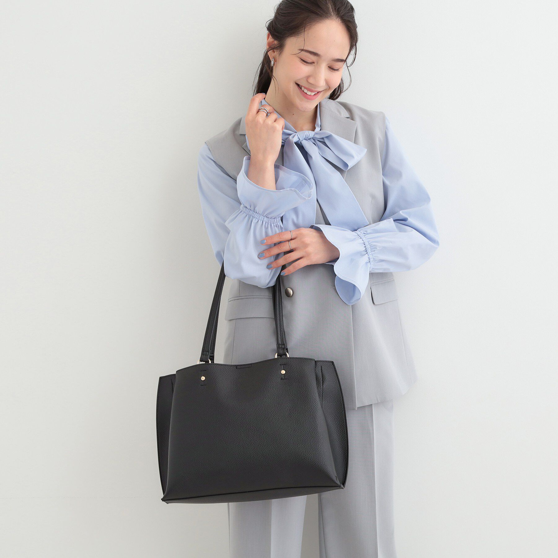 SHOO･LA･RUE「【軽量】ふわっと軽いトートバッグ【A4】」|トートバッグ|ブラック(019)