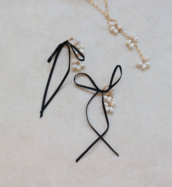 fredy emue「粒パールリボンピアス」|ピアス|ゴールド