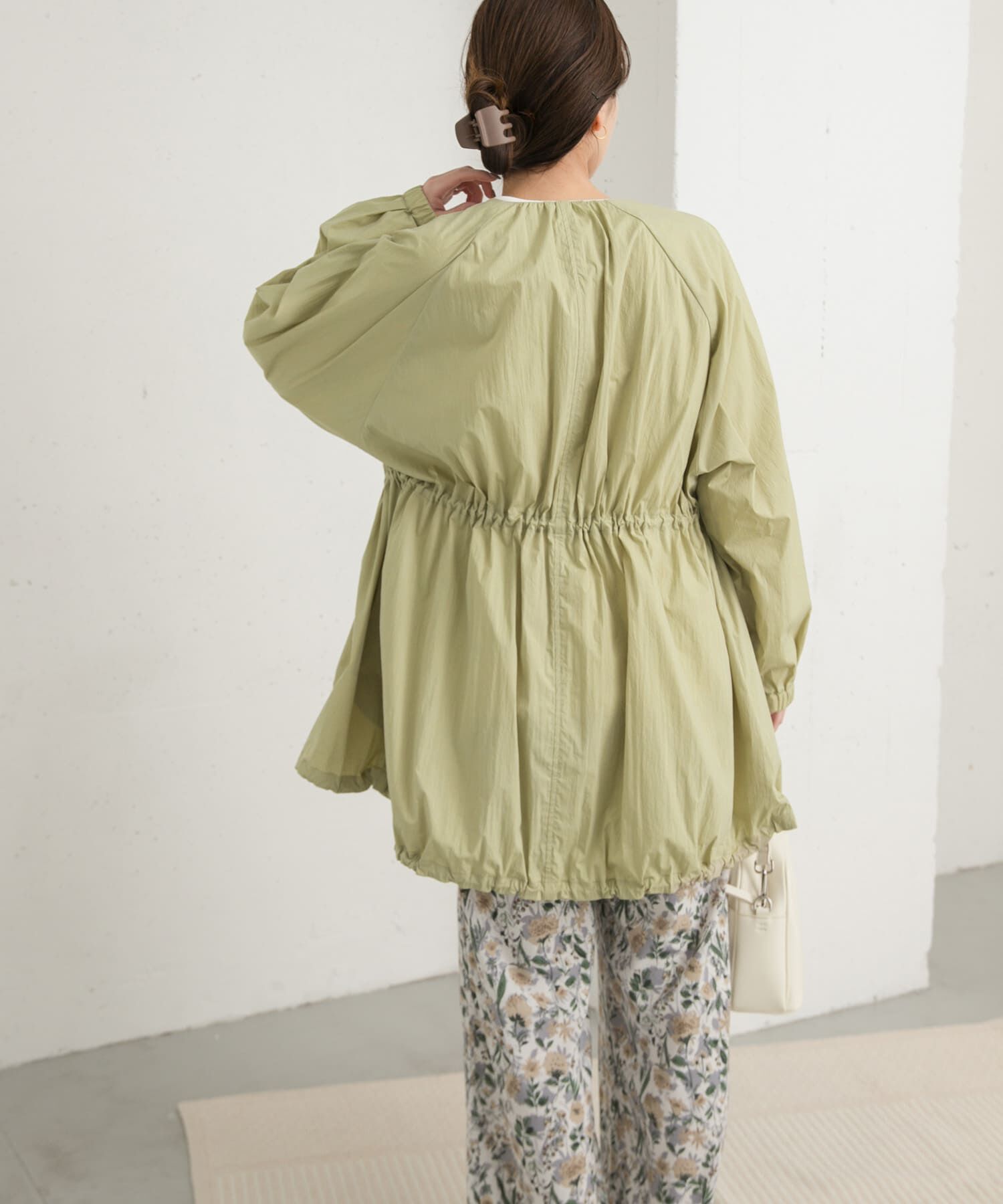 URBAN RESEARCH DOORS「ギャザーノーカラーブルゾン」|ブルゾン・スタジャン|