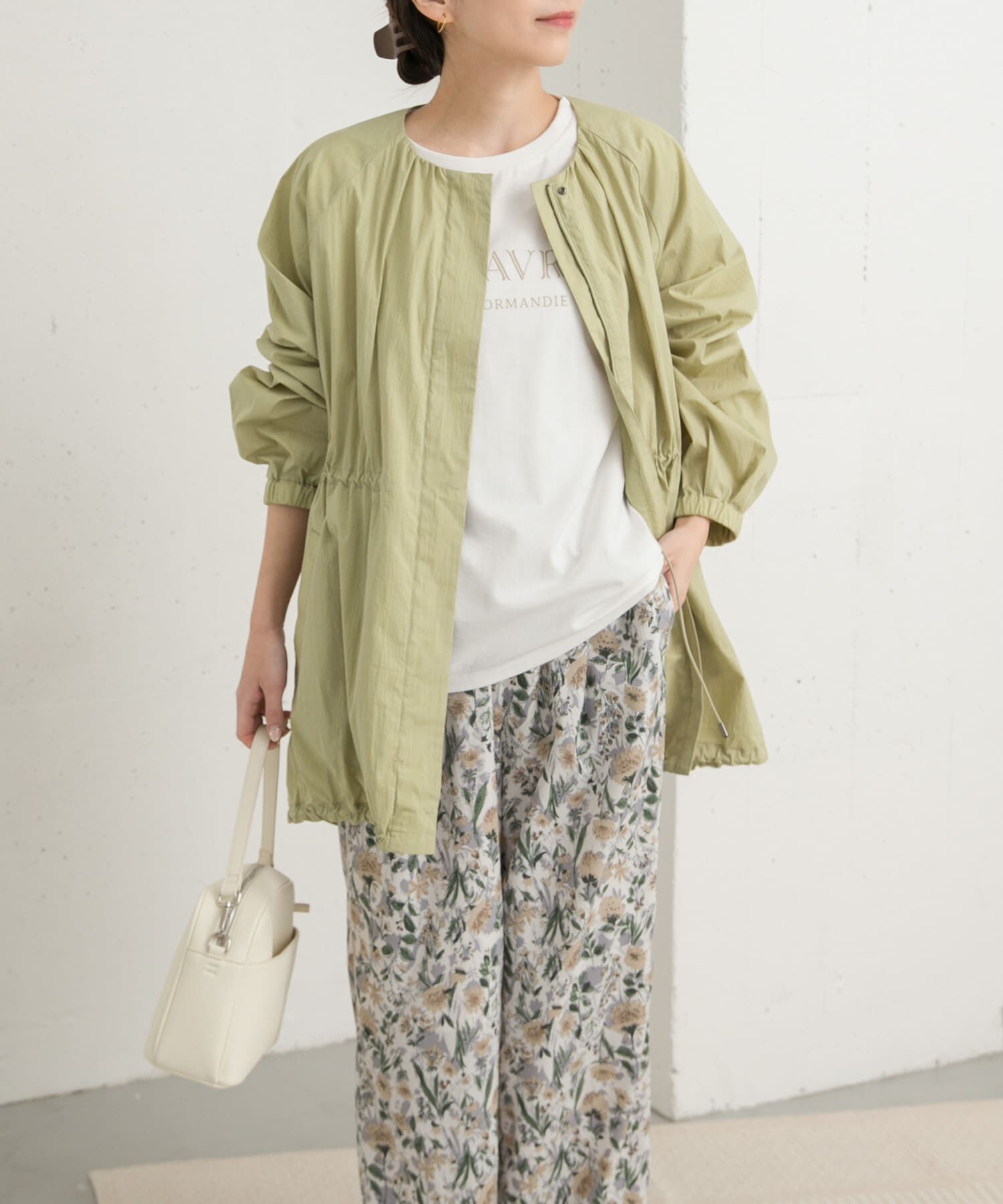 URBAN RESEARCH DOORS「ギャザーノーカラーブルゾン」|ブルゾン・スタジャン|