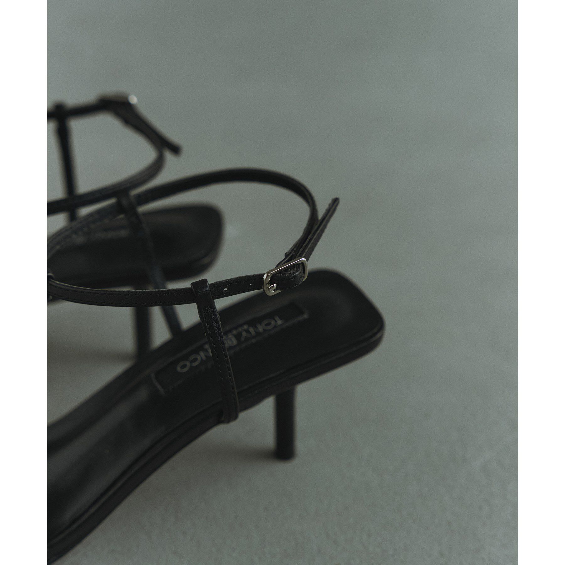 CODE A「tony bianco｜FAST HEELS」|サンダル|