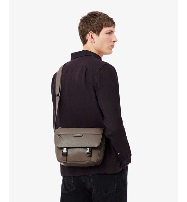 LACOSTE「オシアン レザーフラップ ショルダーバッグ」|ショルダー・メッセンジャー|