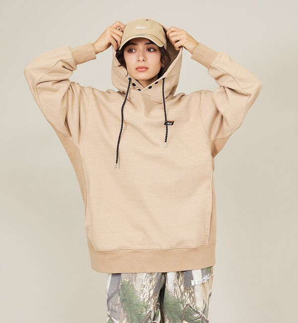 ABAHOUSE「【NANGA  /ナンガ】エコハイブリッド ミニボックスロゴ エンブロイダリー」|パーカー|ベージュ