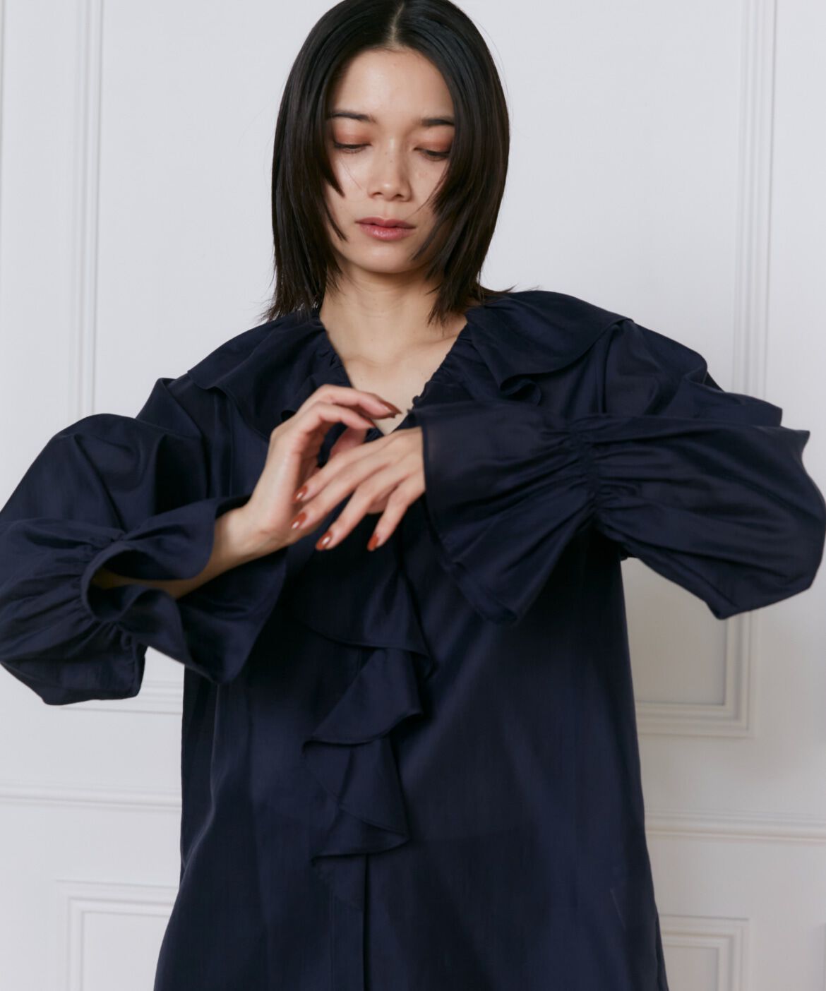 INED「《大きいサイズ》シャイニーローンフリルブラウス」|シャツ・ブラウス|