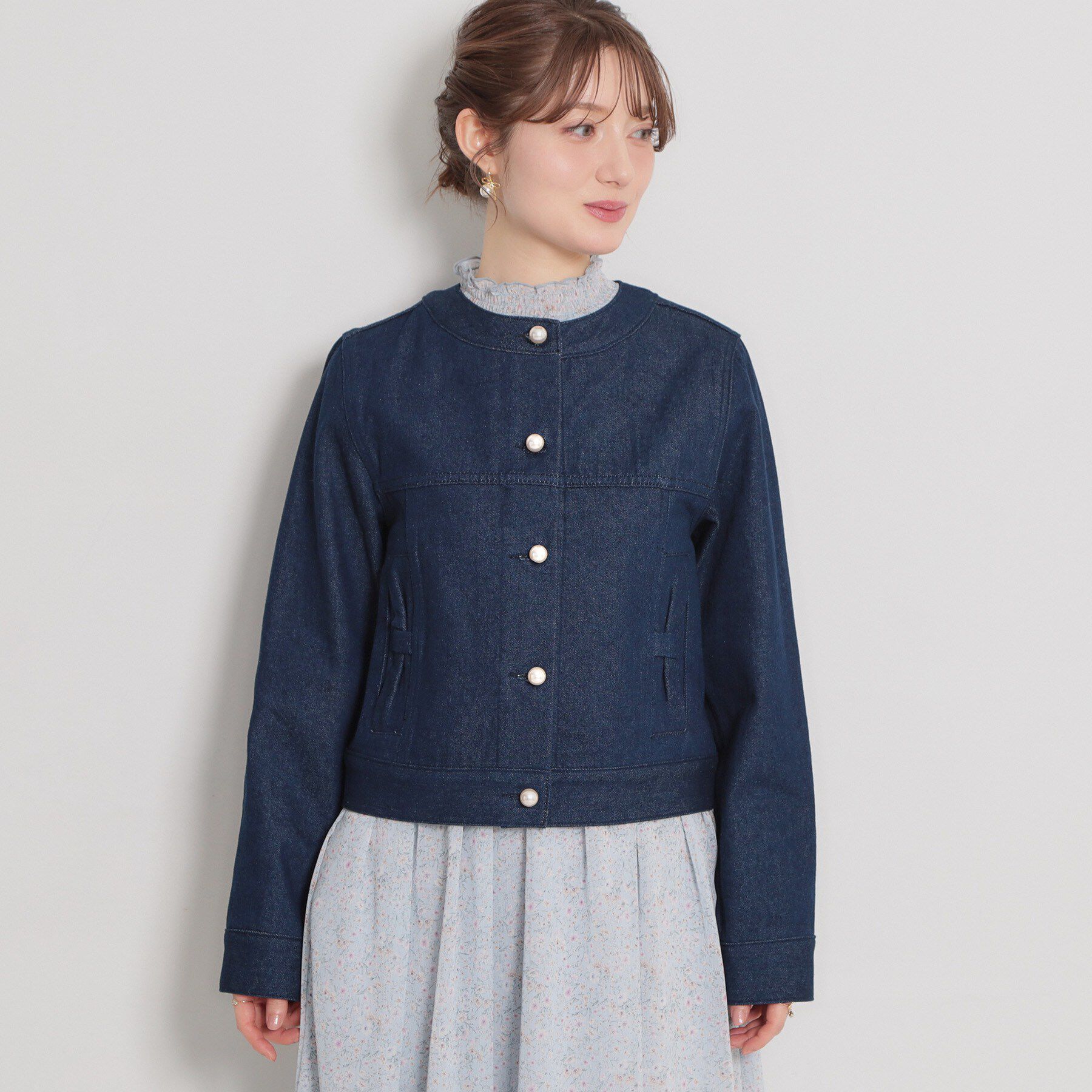 Couture broach「【洗える・綿100％】パール調ボタン デニムジャケット」|デニムジャケット|