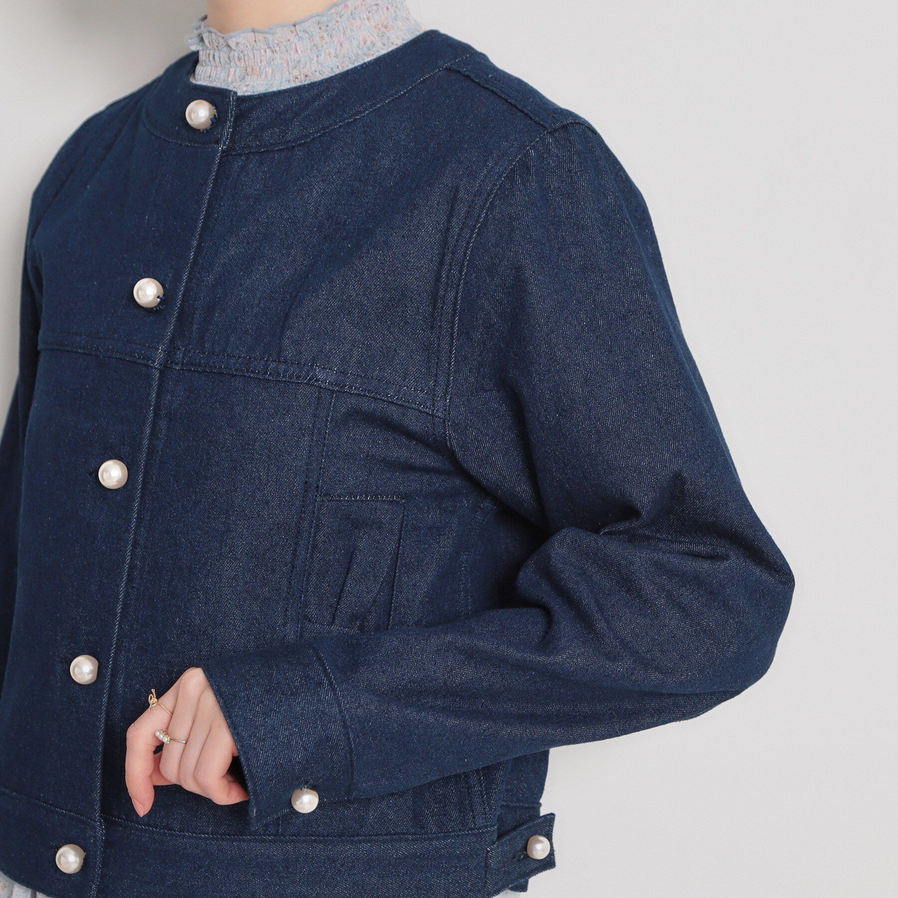 Couture broach「【洗える・綿100％】パール調ボタン デニムジャケット」|デニムジャケット|