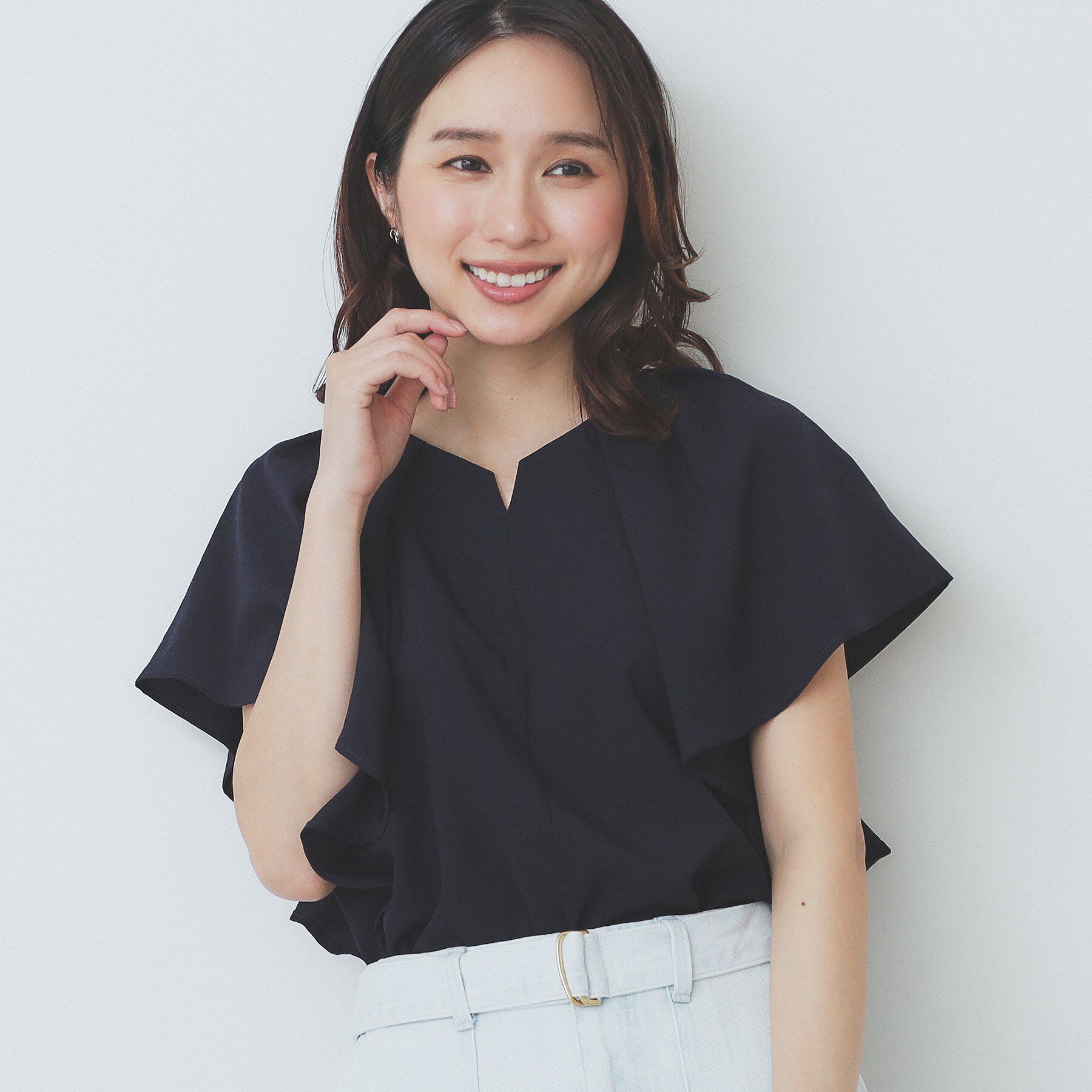 index「《7色展開/S-LLサイズ》フリルタックスリーブキーネックブラウス【吸水速乾/洗濯機可/イージーアイ」|シャツ・ブラウス|