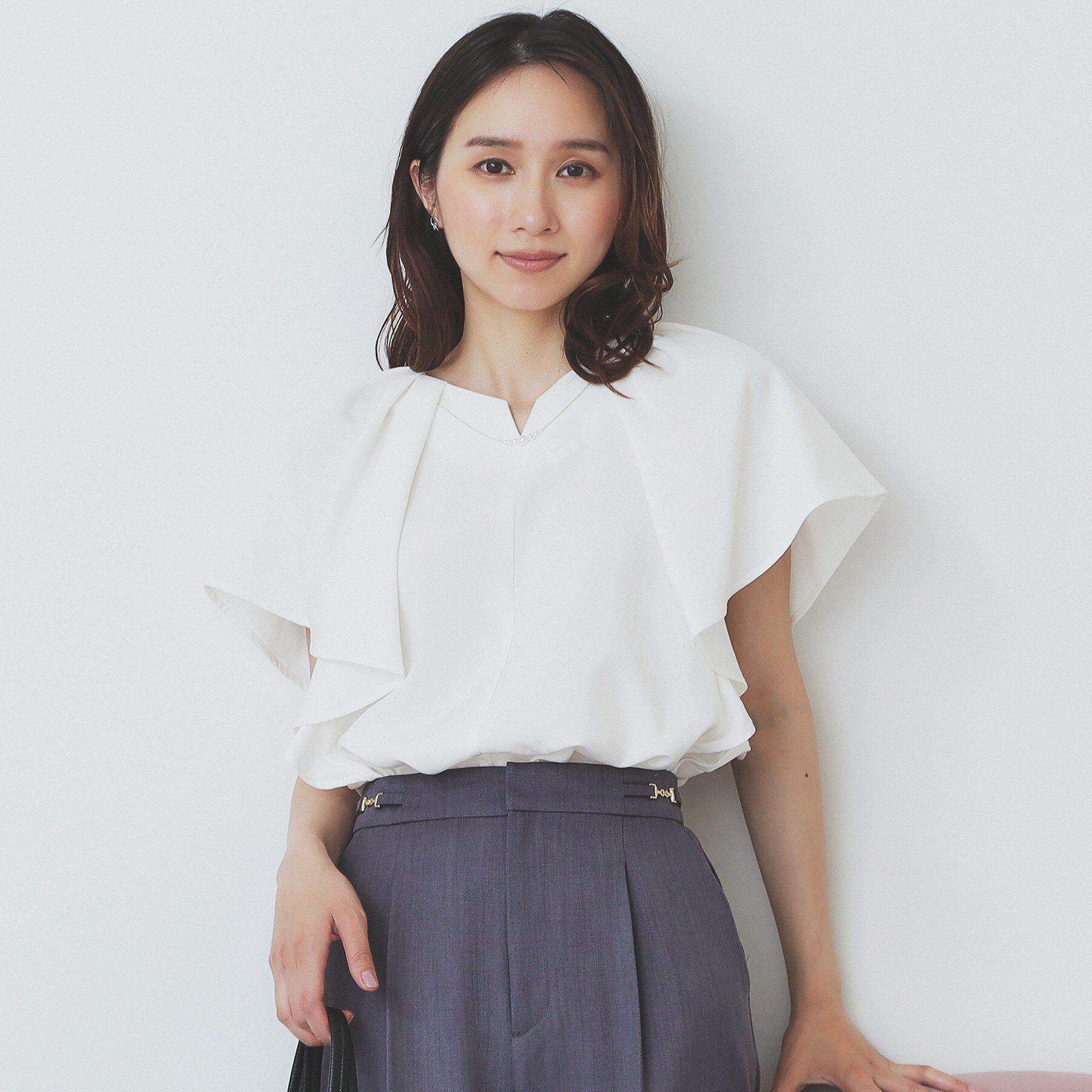 index「《7色展開/S-LLサイズ》フリルタックスリーブキーネックブラウス【吸水速乾/洗濯機可/イージーアイ」|シャツ・ブラウス|