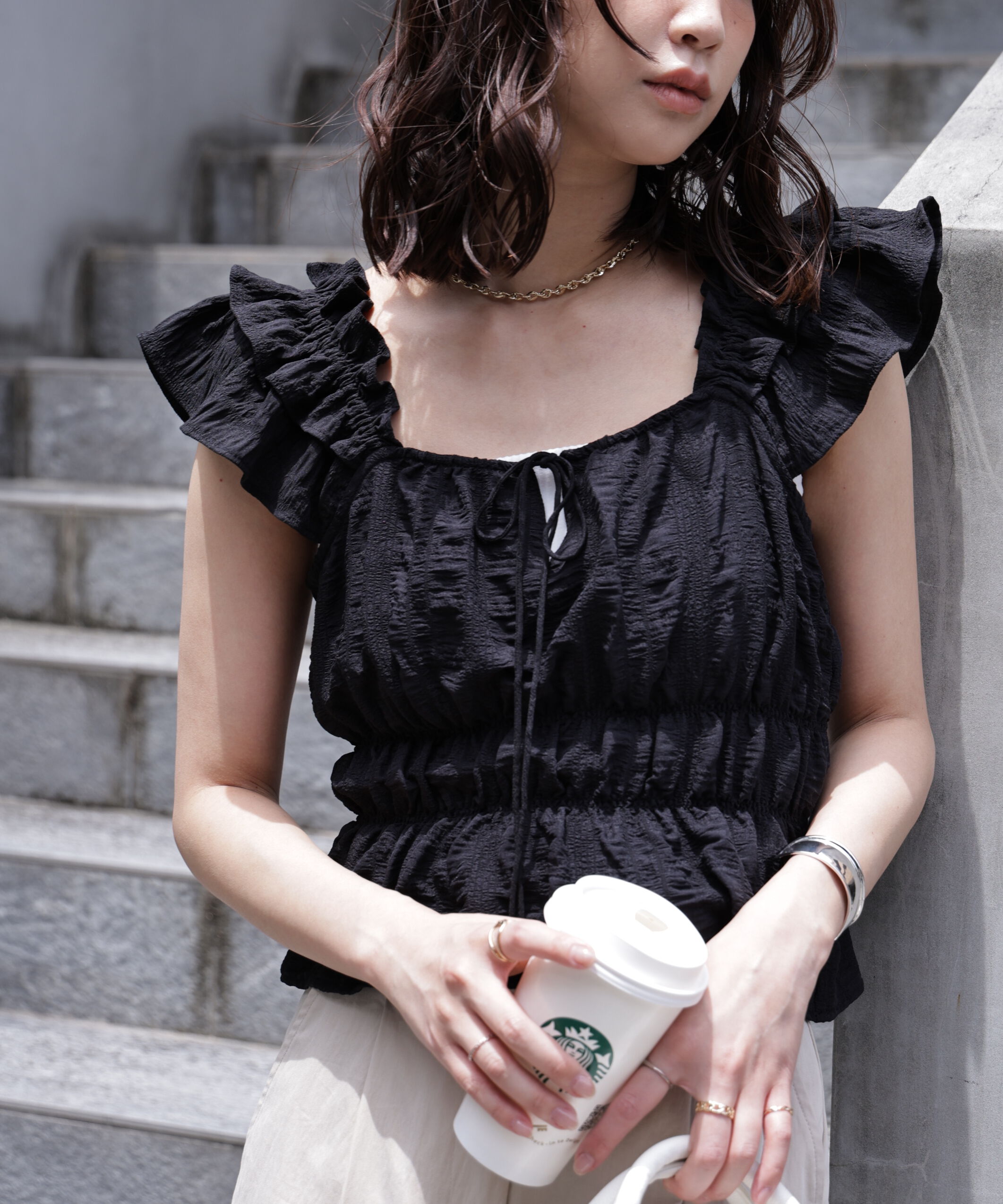  「前後2way肩フリルシャーリングペプラムブラウス」|シャツ・ブラウス|ブラック