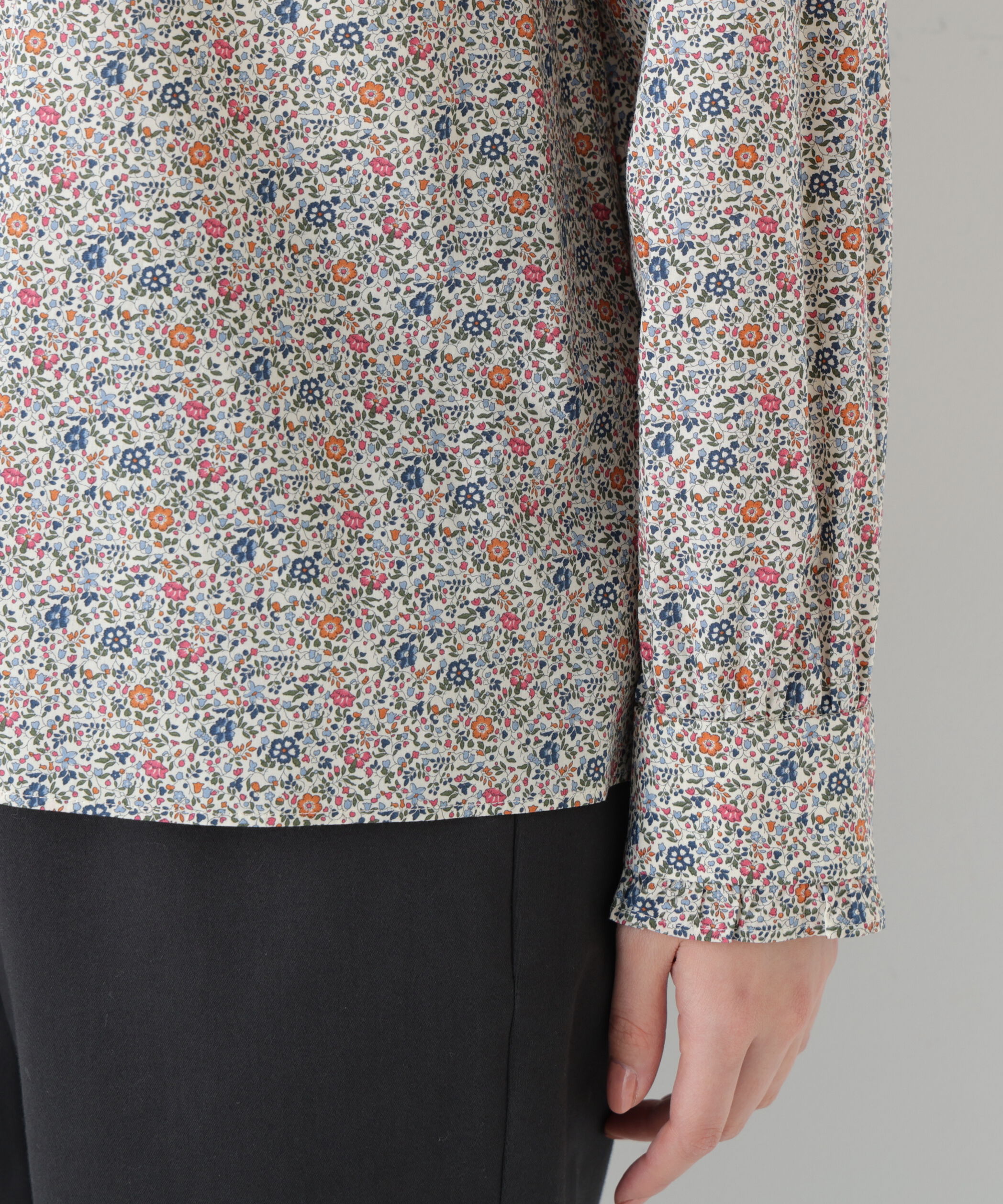  「《洗える》リバティ小花柄プリント スタンドフリルブラウス」|シャツ・ブラウス|